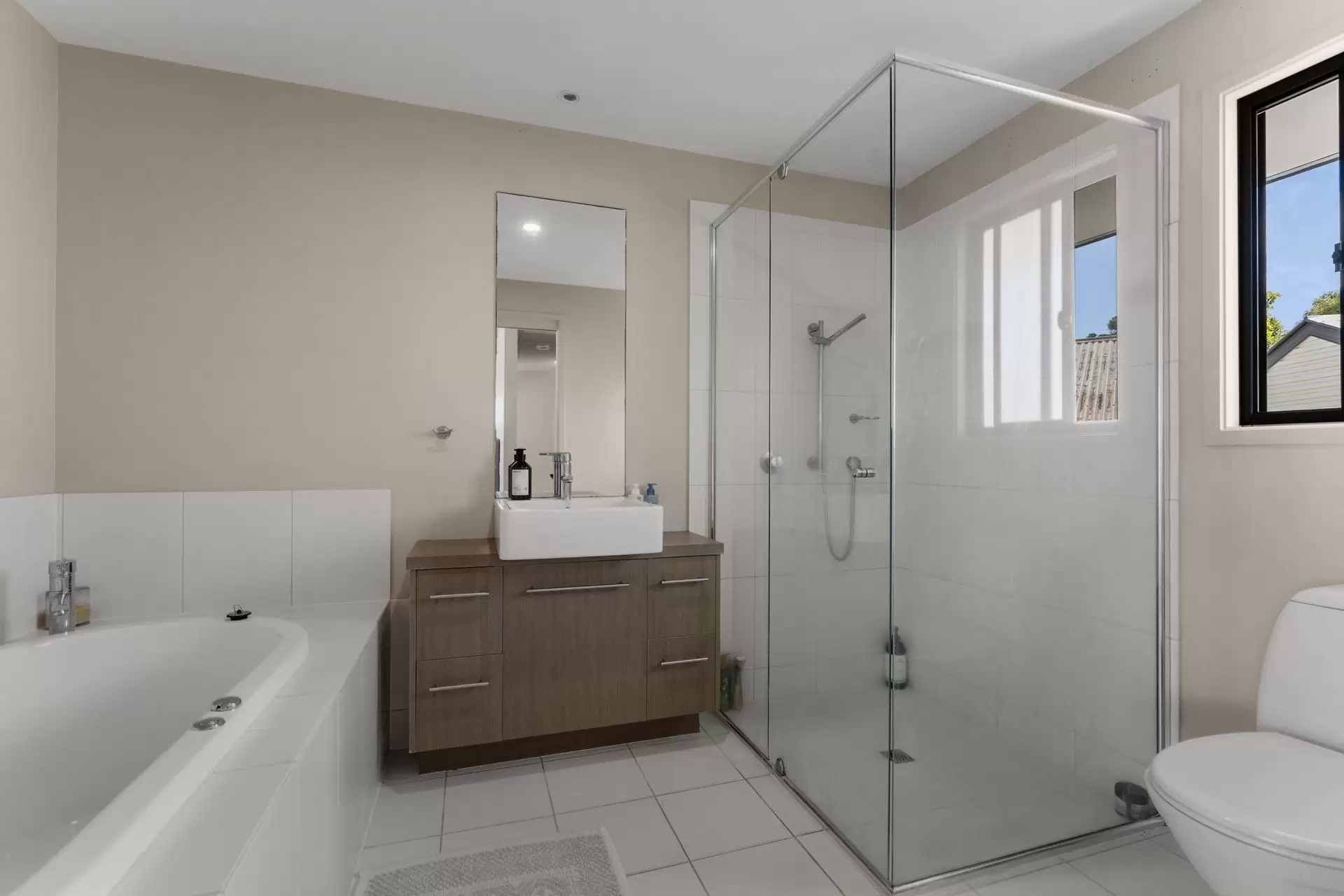 1/6 Egerton Street, Southport Sold by Queensland Sotheby's International Realty - image 1