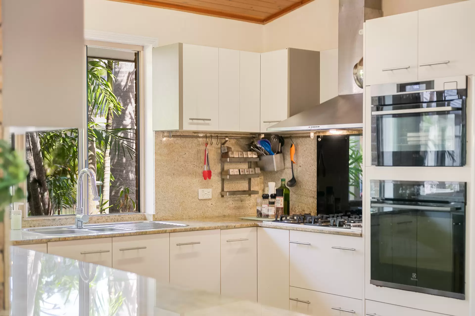 1 Cockateil Court, Thornlands Sold by Queensland Sotheby's International Realty - image 1
