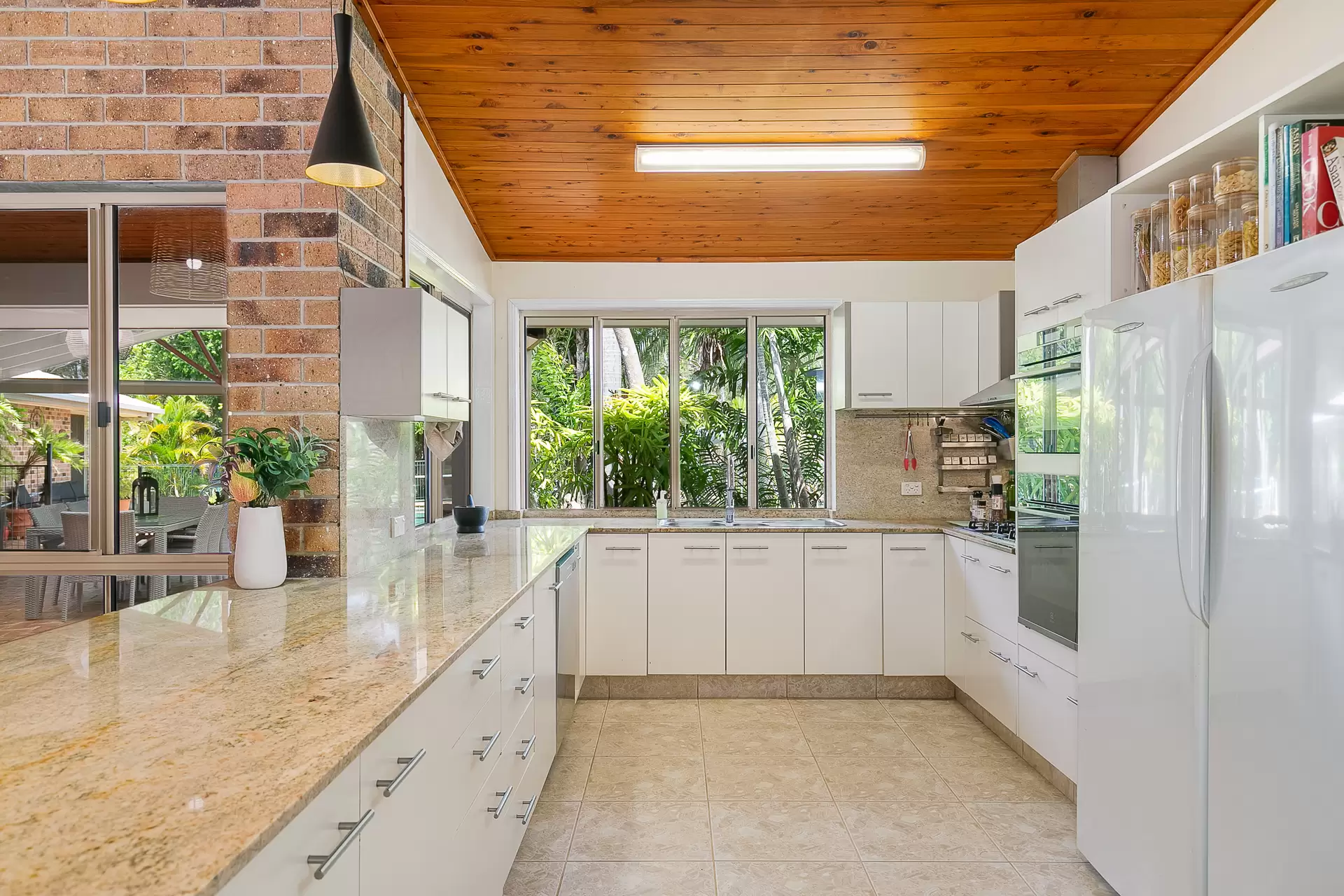1 Cockateil Court, Thornlands Sold by Queensland Sotheby's International Realty - image 1
