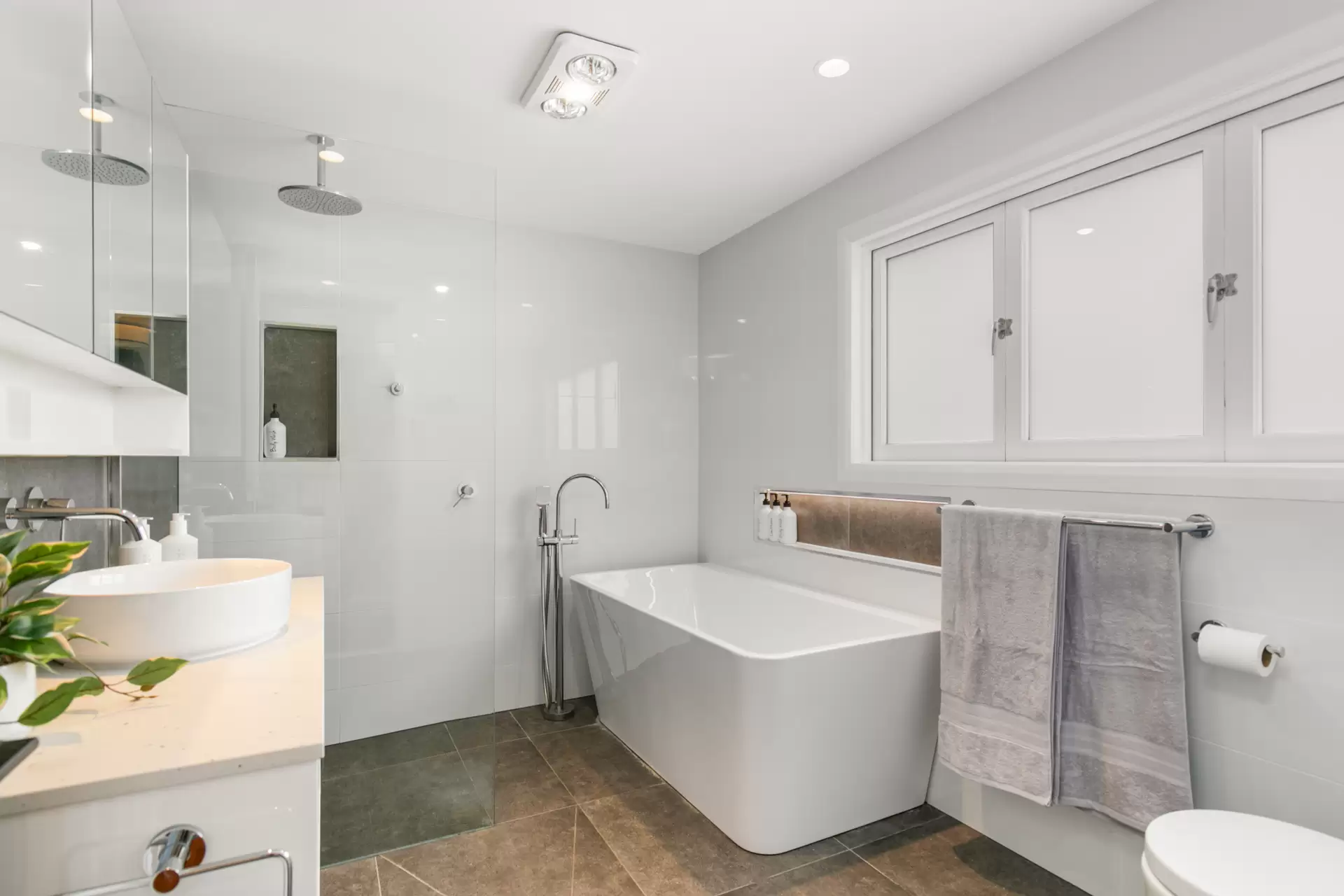44 Little Shore Street, Cleveland Sold by Queensland Sotheby's International Realty - image 1