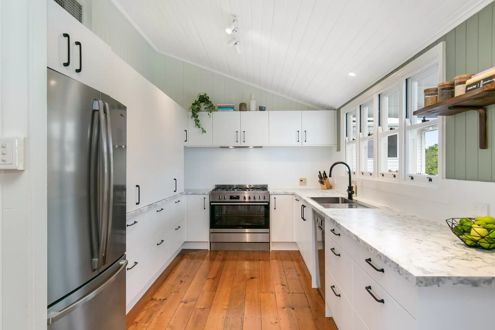 44 Little Shore Street, Cleveland Sold by  - image 1