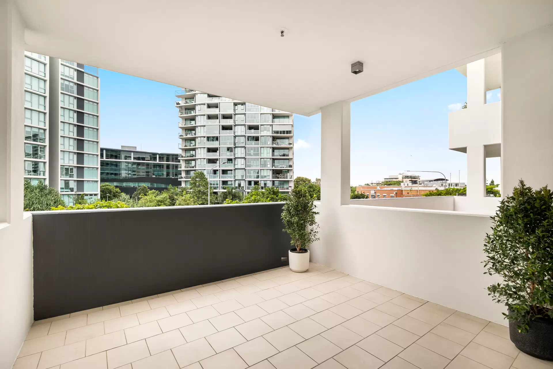 107/37 Harbour Road, Hamilton Sold by  - image 1