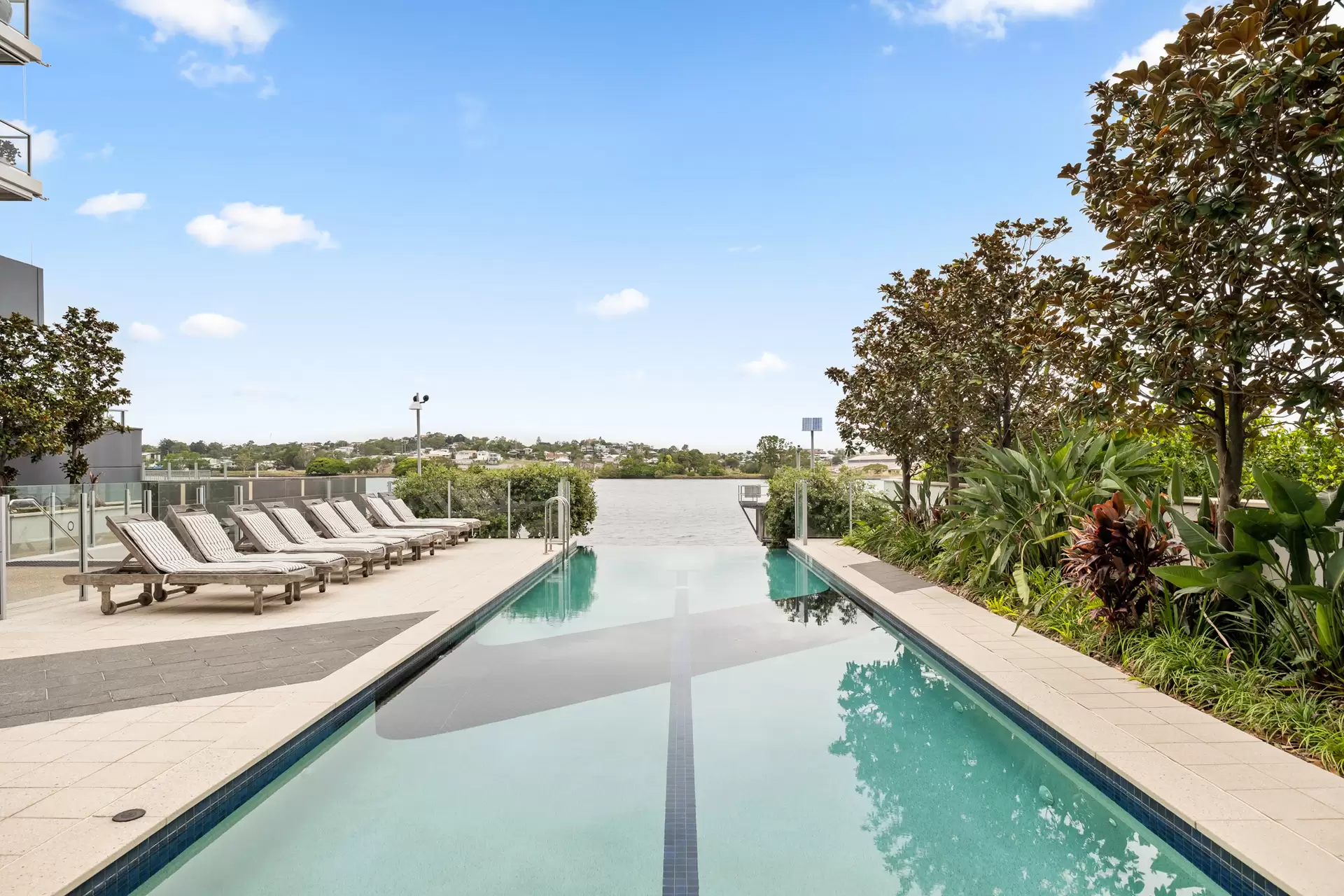 107/37 Harbour Road, Hamilton Sold by Queensland Sotheby's International Realty - image 1