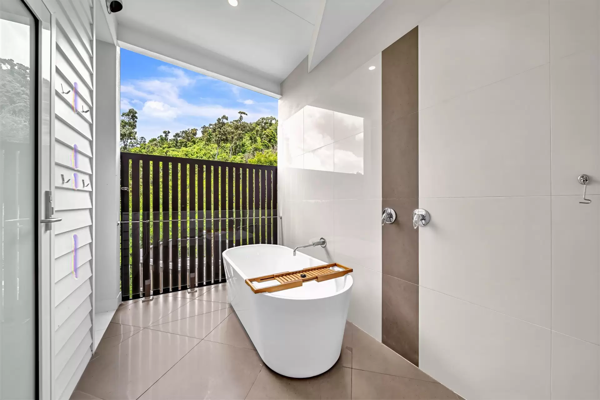 25 Airlie View, Airlie Beach Sold by Queensland Sotheby's International Realty - image 1