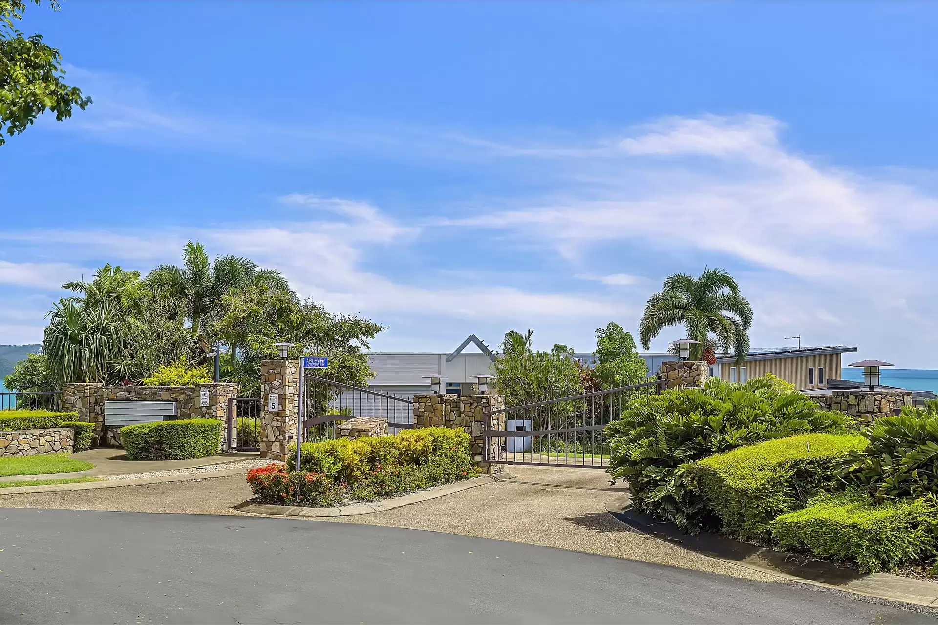 25 Airlie View, Airlie Beach Sold by Queensland Sotheby's International Realty - image 1