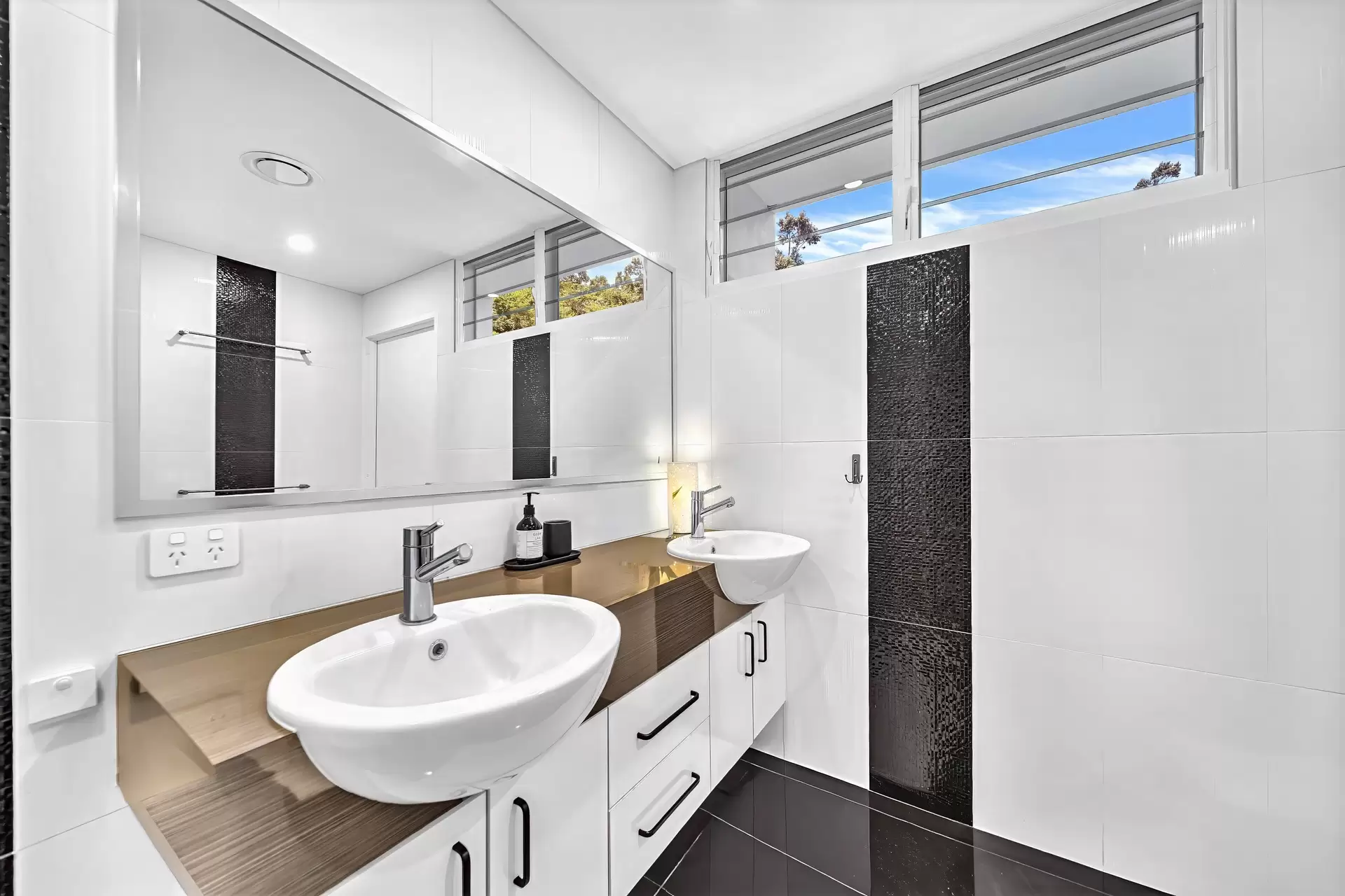 25 Airlie View, Airlie Beach Sold by Queensland Sotheby's International Realty - image 1