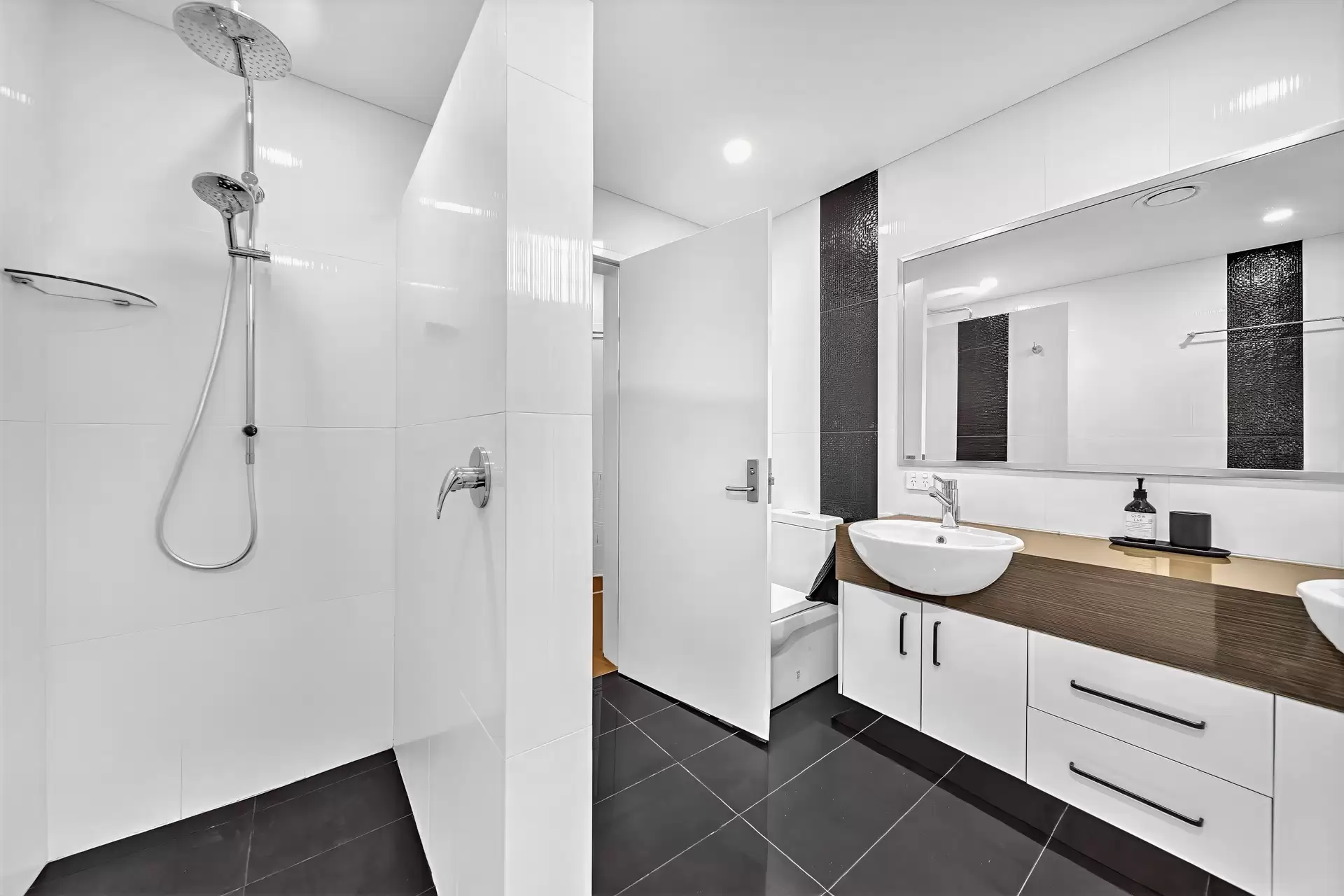 25 Airlie View, Airlie Beach Sold by Queensland Sotheby's International Realty - image 1