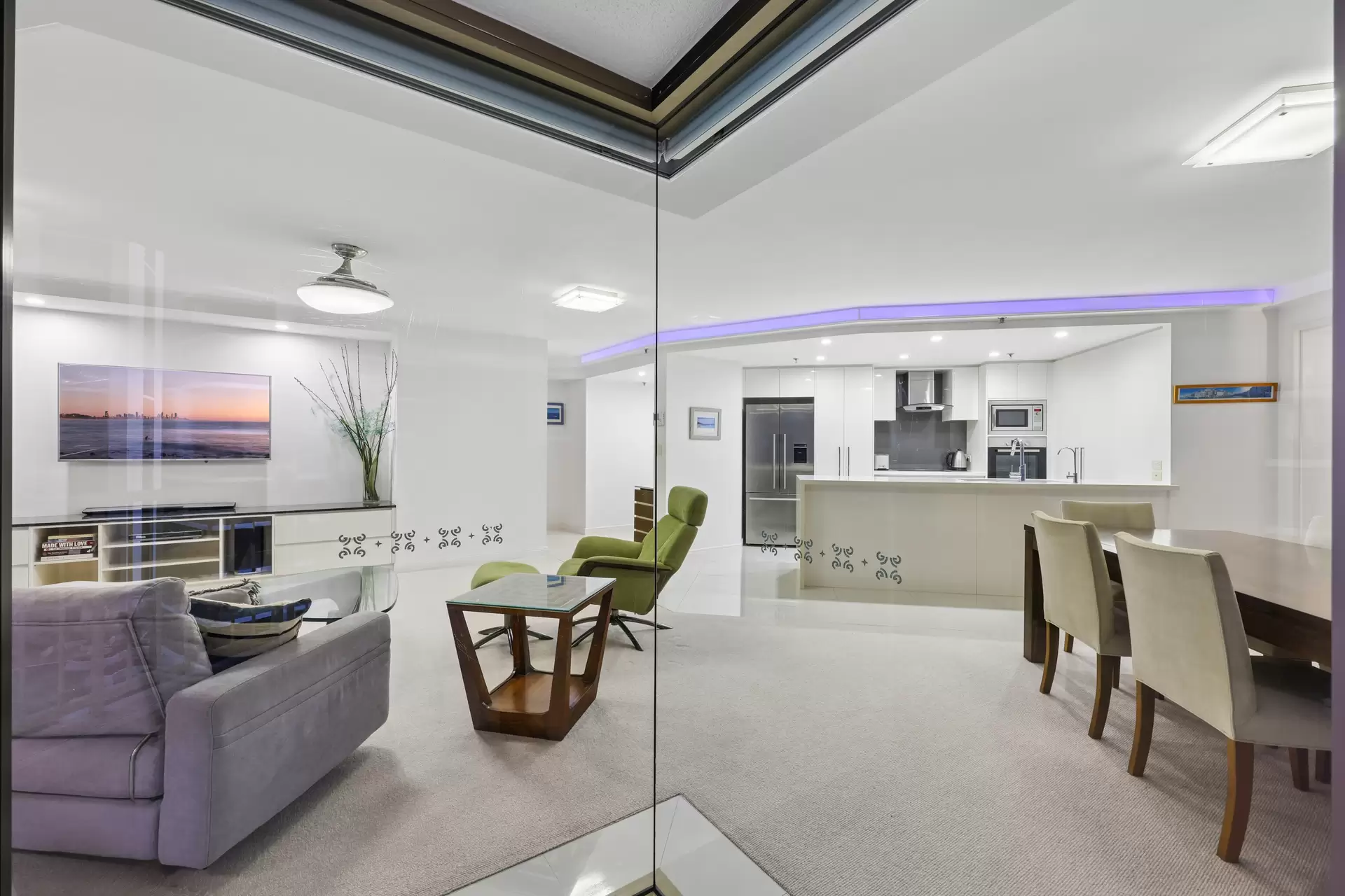 18/20 Cronin Avenue, Main Beach Sold by  - image 1
