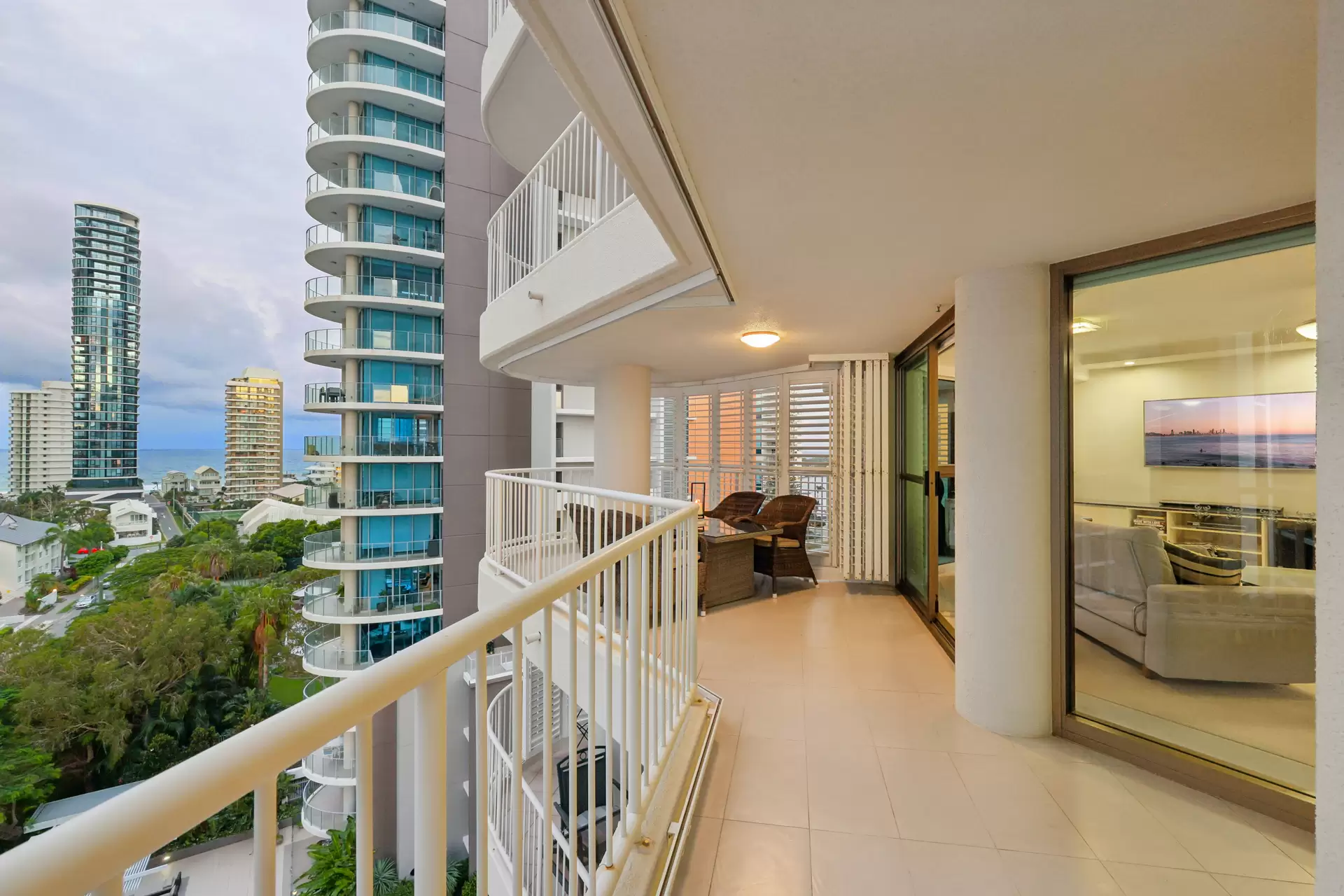 18/20 Cronin Avenue, Main Beach Sold by  - image 1