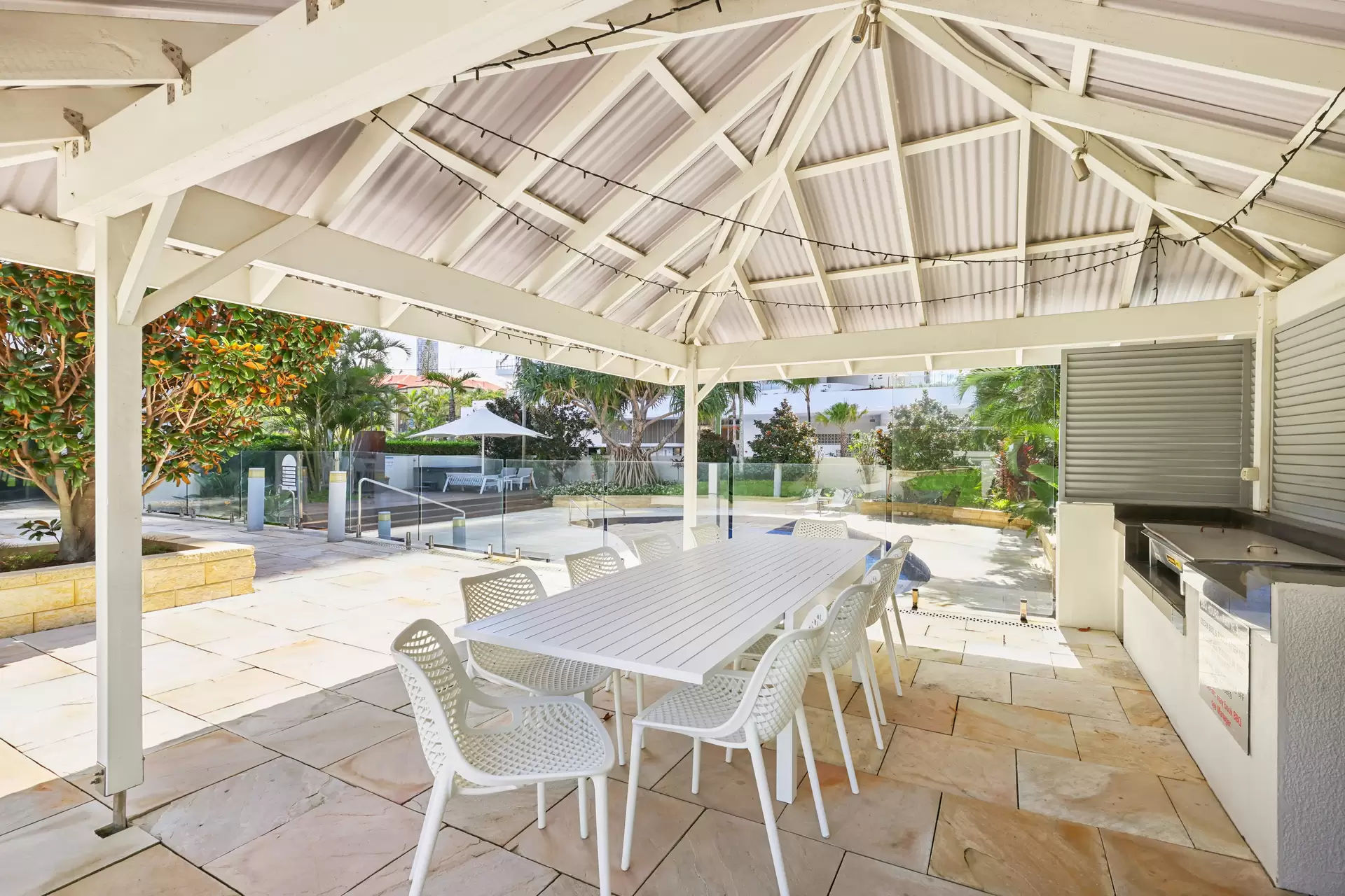 18/20 Cronin Avenue, Main Beach Sold by  - image 1