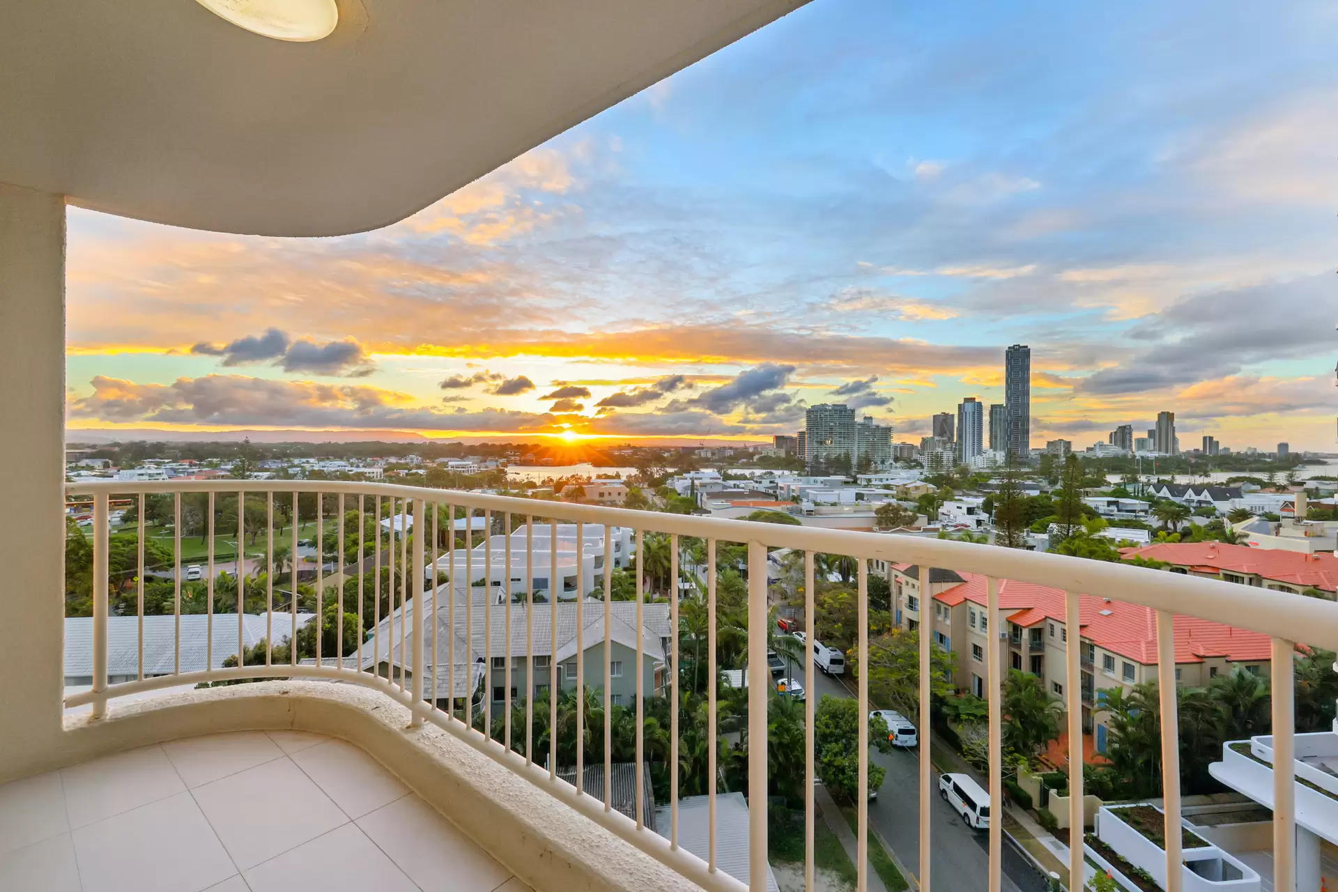 18/20 Cronin Avenue, Main Beach Sold by  - image 1