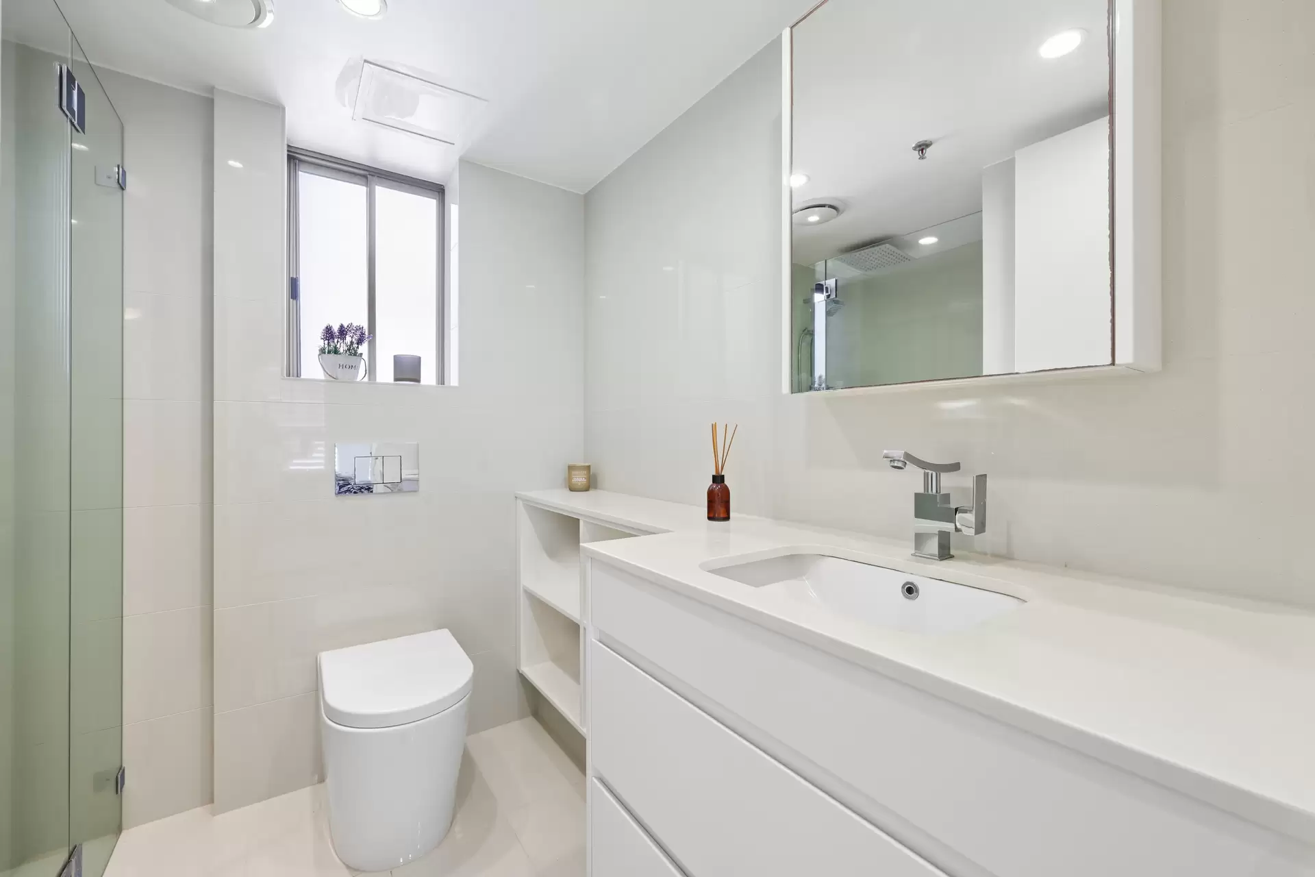 18/20 Cronin Avenue, Main Beach Sold by  - image 1