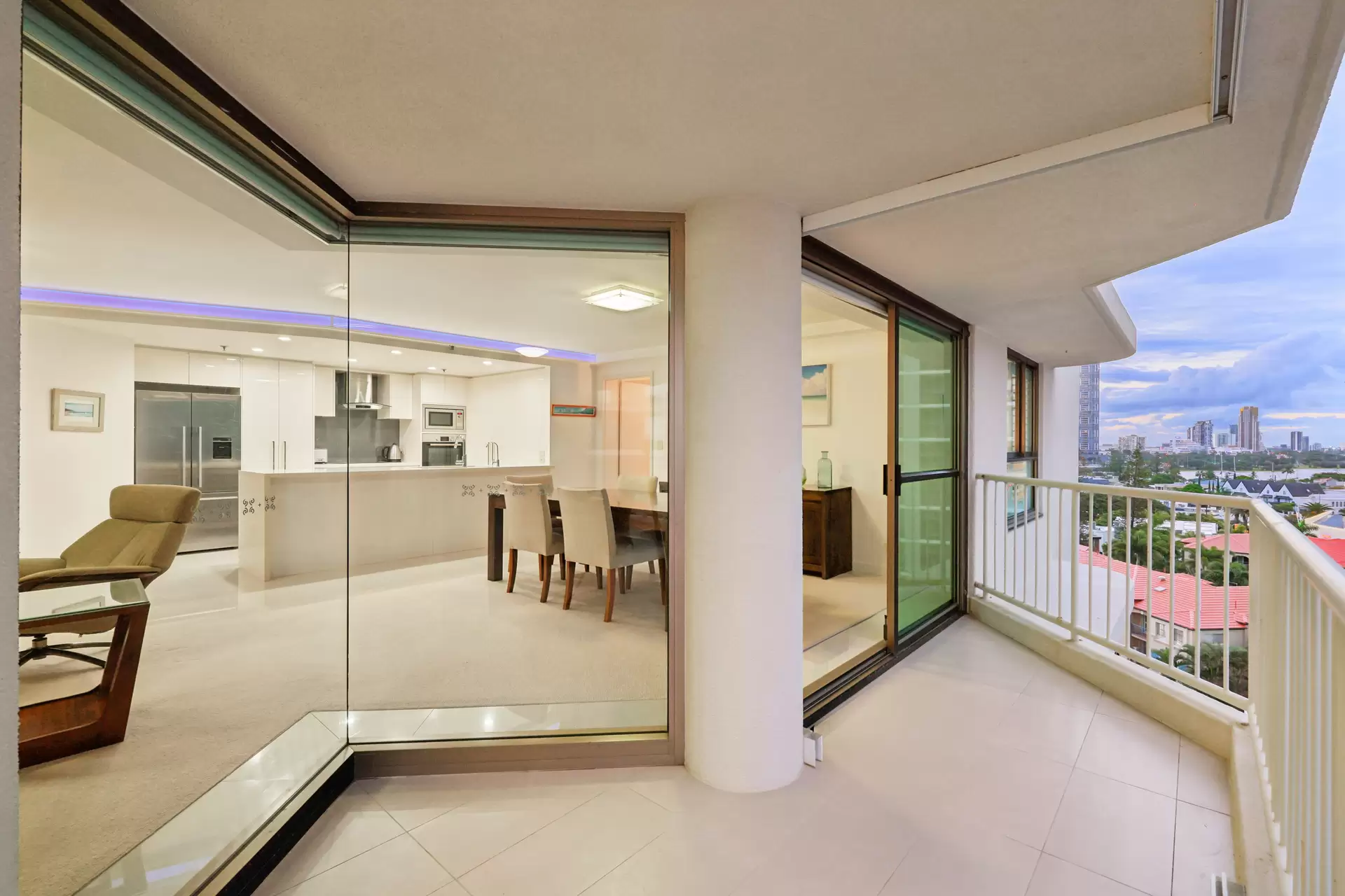 18/20 Cronin Avenue, Main Beach Sold by  - image 1