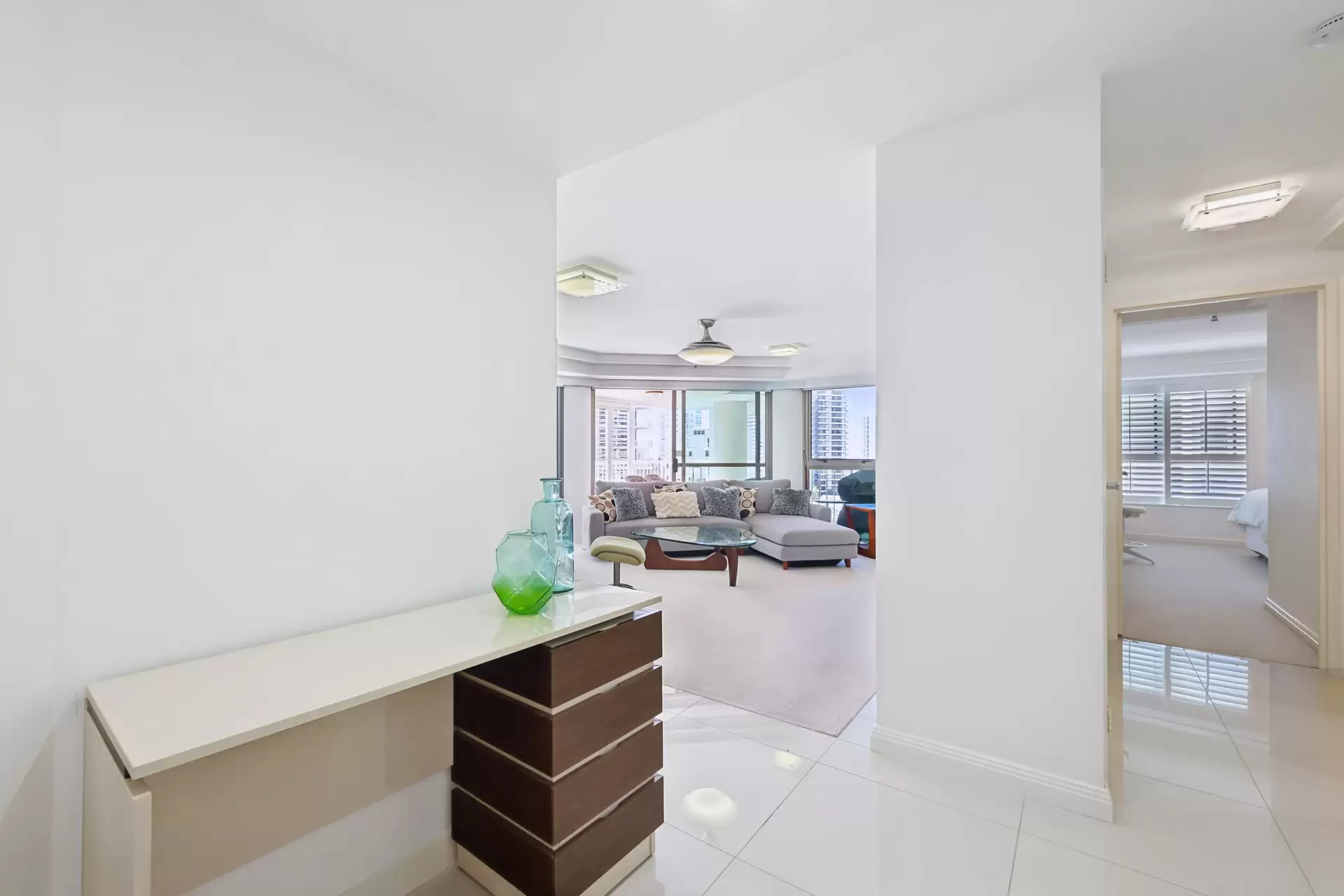 18/20 Cronin Avenue, Main Beach Sold by  - image 1