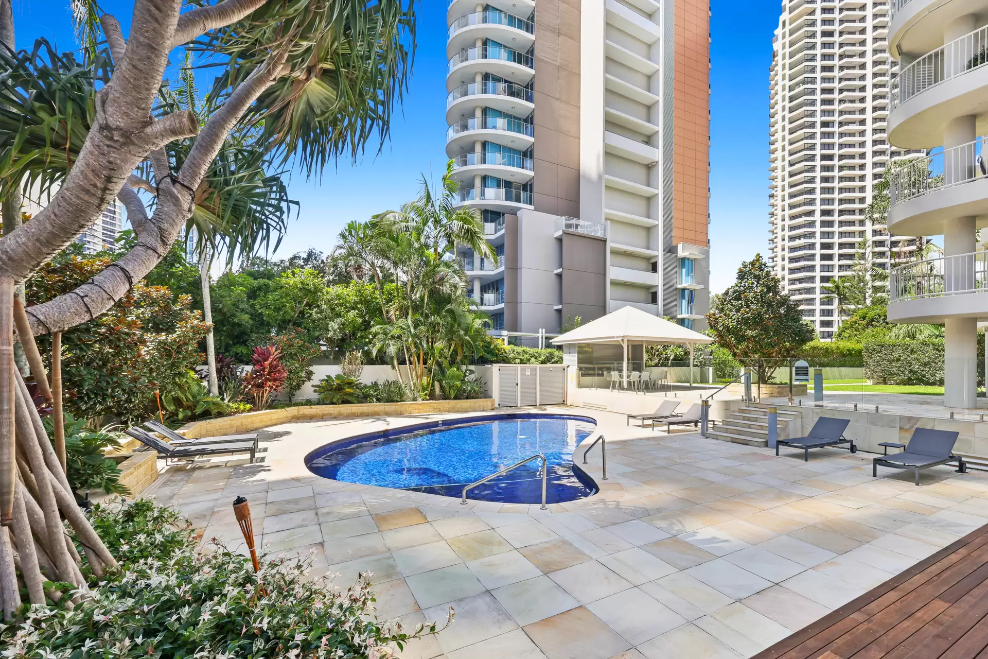 18/20 Cronin Avenue, Main Beach Sold by  - image 1