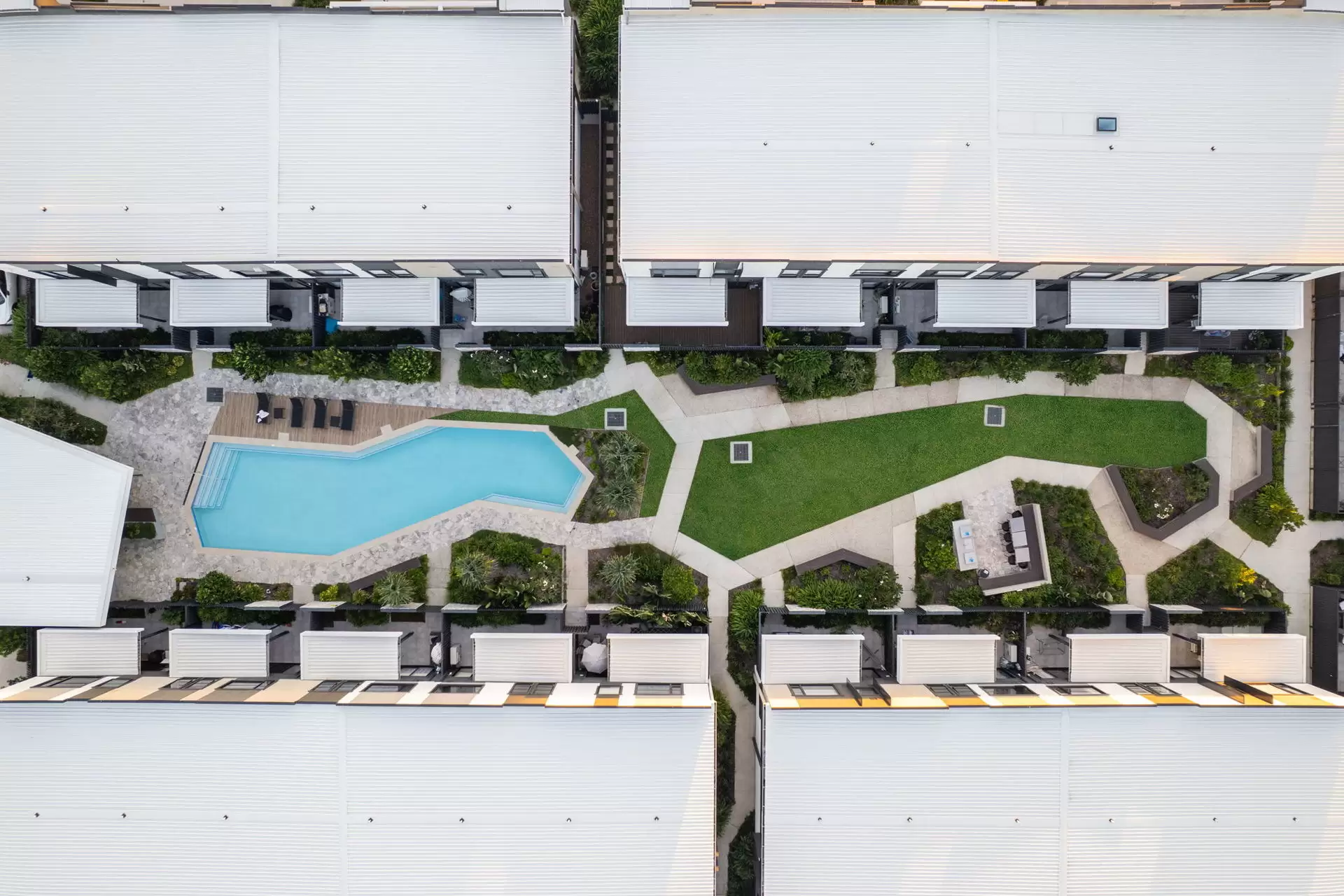 24/35 Grant Avenue, Hope Island Sold by Queensland Sotheby's International Realty - image 1