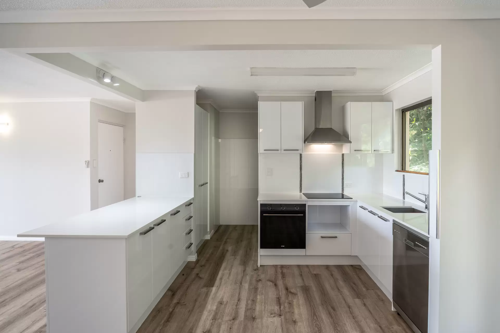 125/4 Eshelby Drive, Cannonvale Sold by Queensland Sotheby's International Realty - image 1