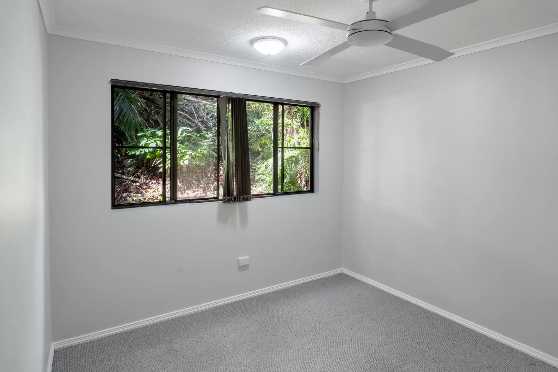 125/4 Eshelby Drive, Cannonvale Sold by Queensland Sotheby's International Realty - image 1