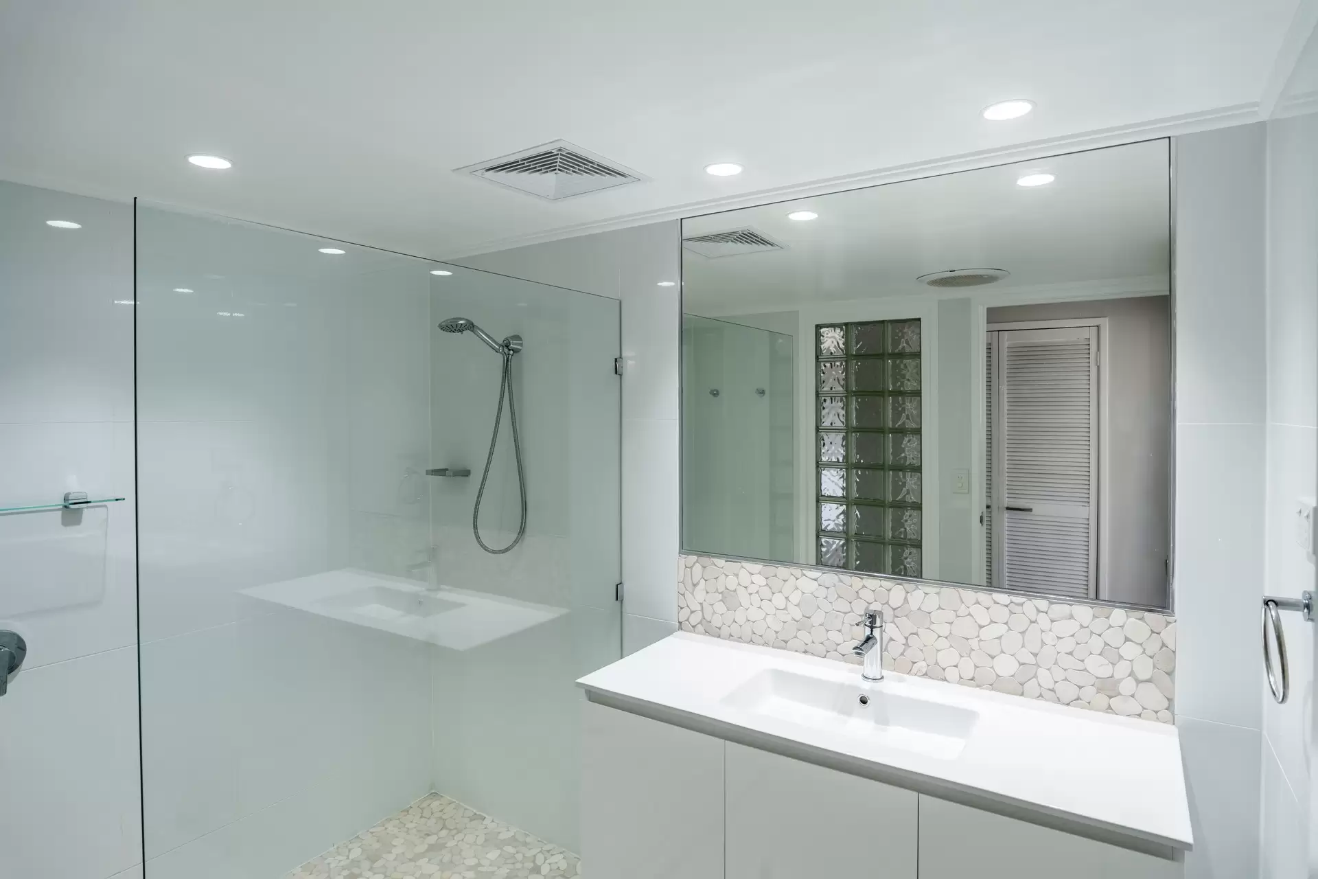 125/4 Eshelby Drive, Cannonvale Sold by Queensland Sotheby's International Realty - image 1