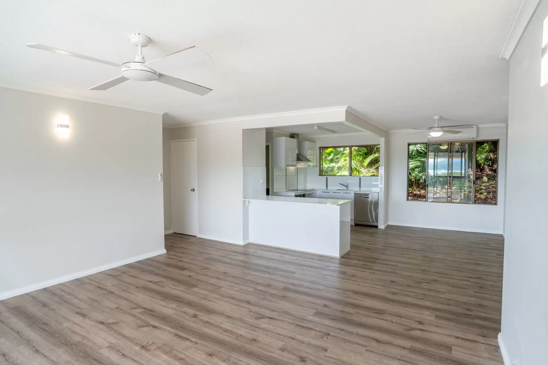 125/4 Eshelby Drive, Cannonvale Sold by Queensland Sotheby's International Realty - image 1