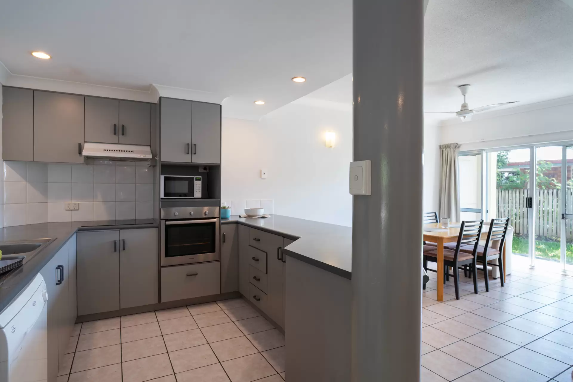 28/24 Pandanus Drive, Cannonvale Sold by Queensland Sotheby's International Realty - image 1