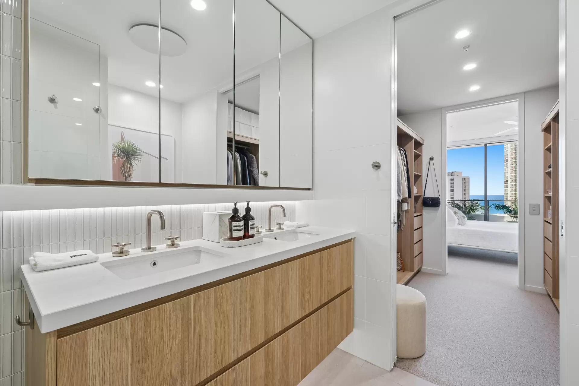 93/25 Woodroffe Avenue, Main Beach Sold by  - image 1