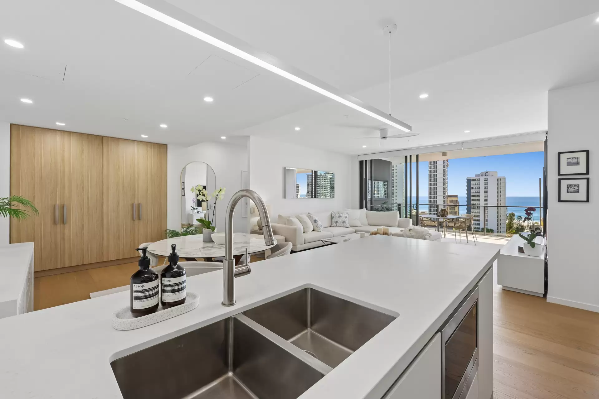 93/25 Woodroffe Avenue, Main Beach Sold by  - image 1