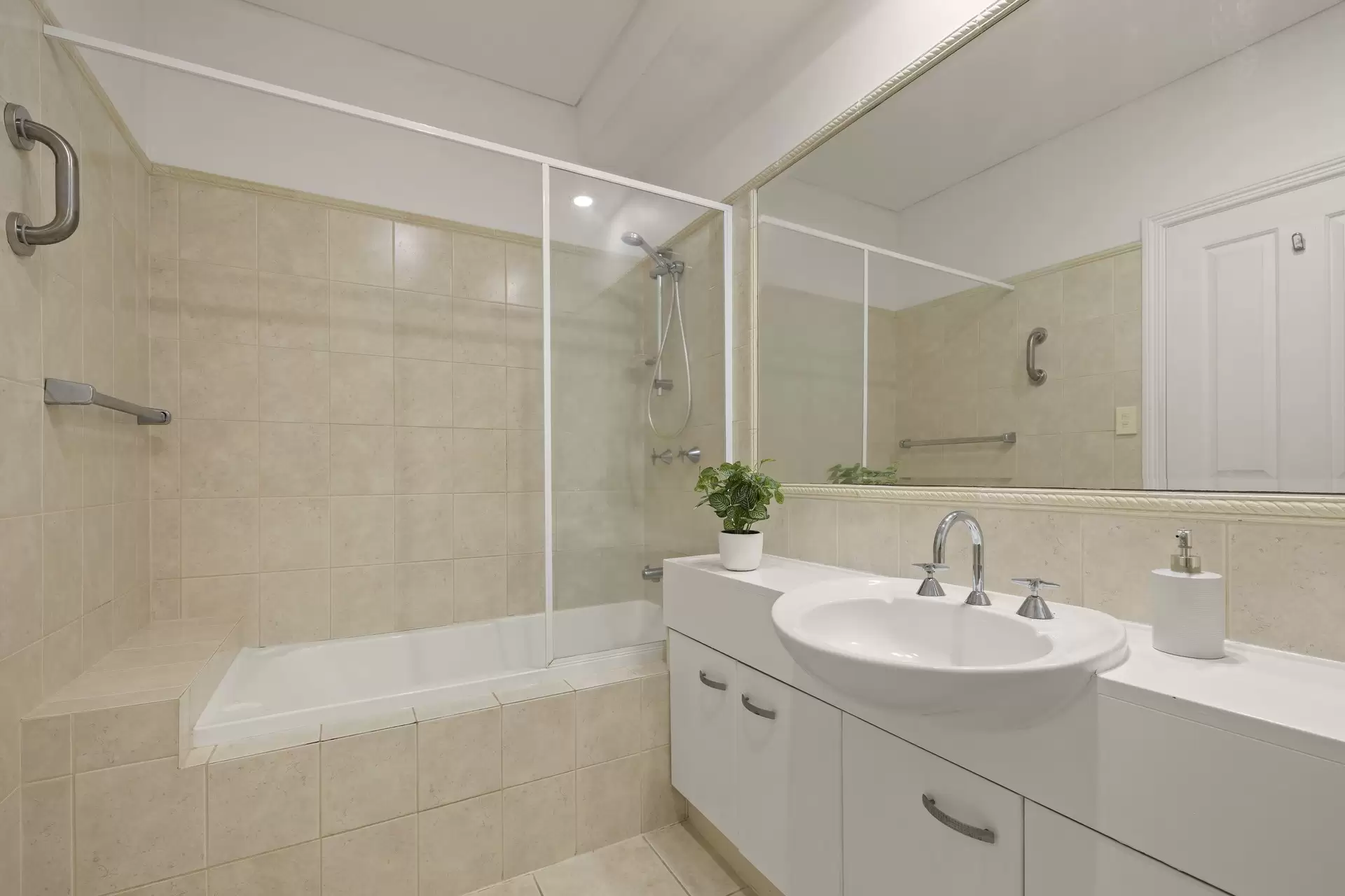 2/18-28 St Crispins  Avenue, Port Douglas Sold by Queensland Sotheby's International Realty - image 1