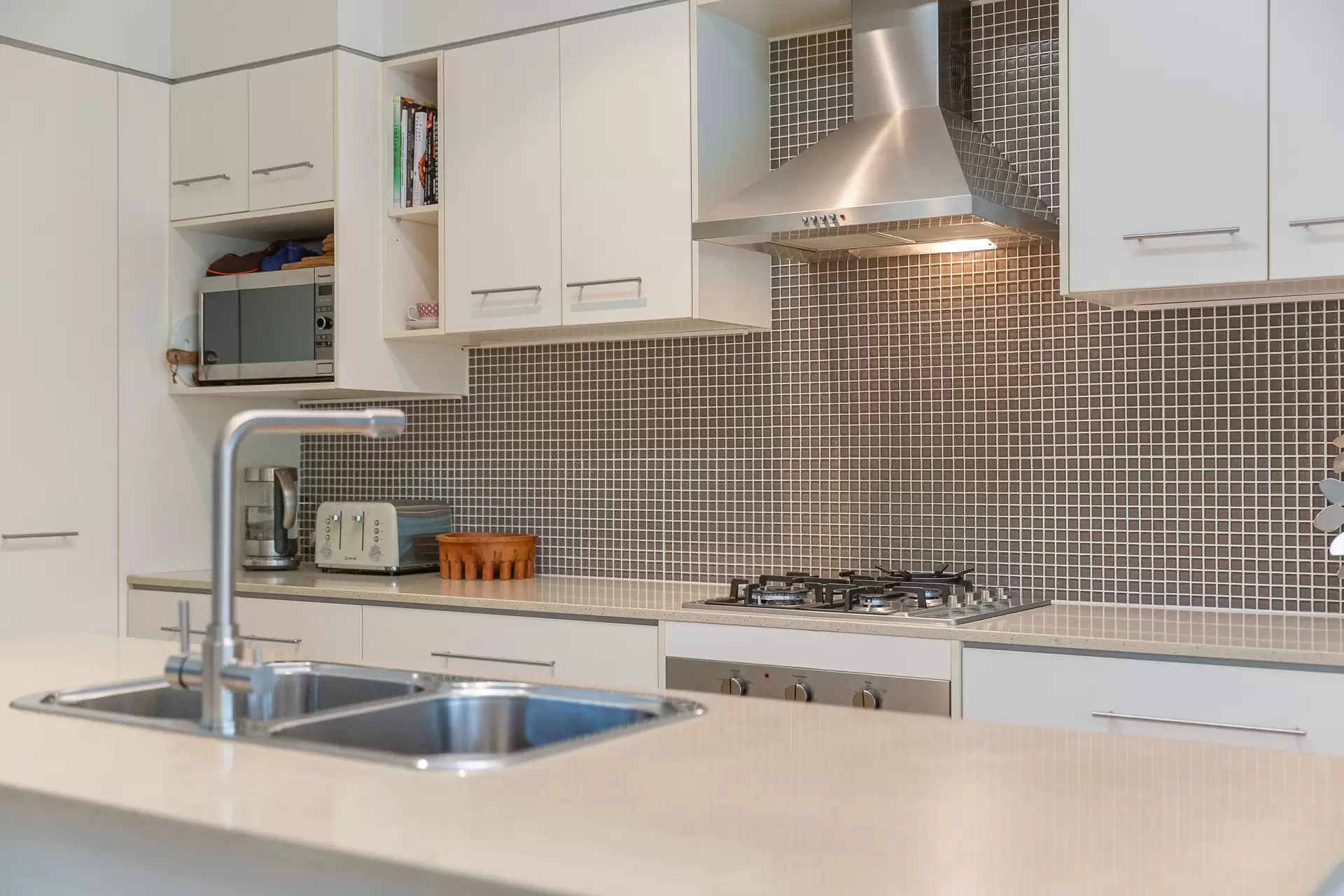 6/14-16 Channel Street, Cleveland Sold by Queensland Sotheby's International Realty - image 1