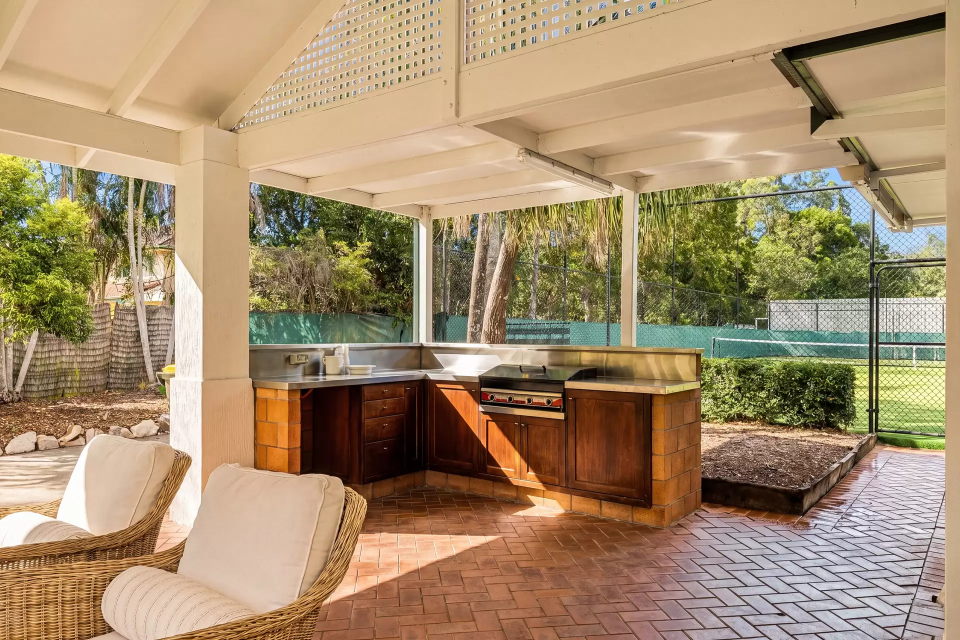 33 Boston Road, Belmont For Sale by Queensland Sotheby's International Realty - image 1