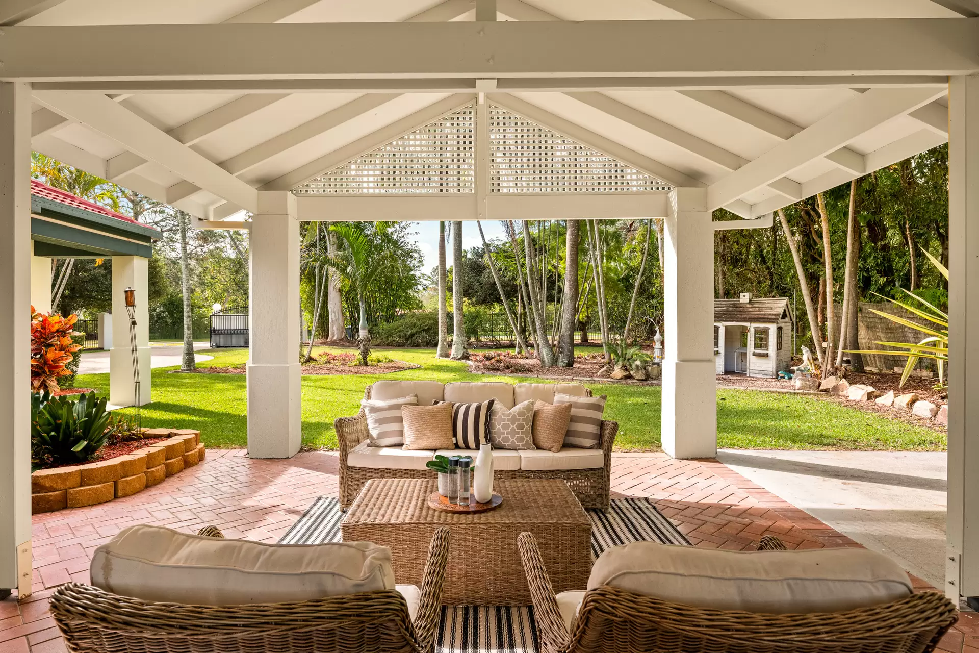33 Boston Road, Belmont For Sale by Queensland Sotheby's International Realty - image 1