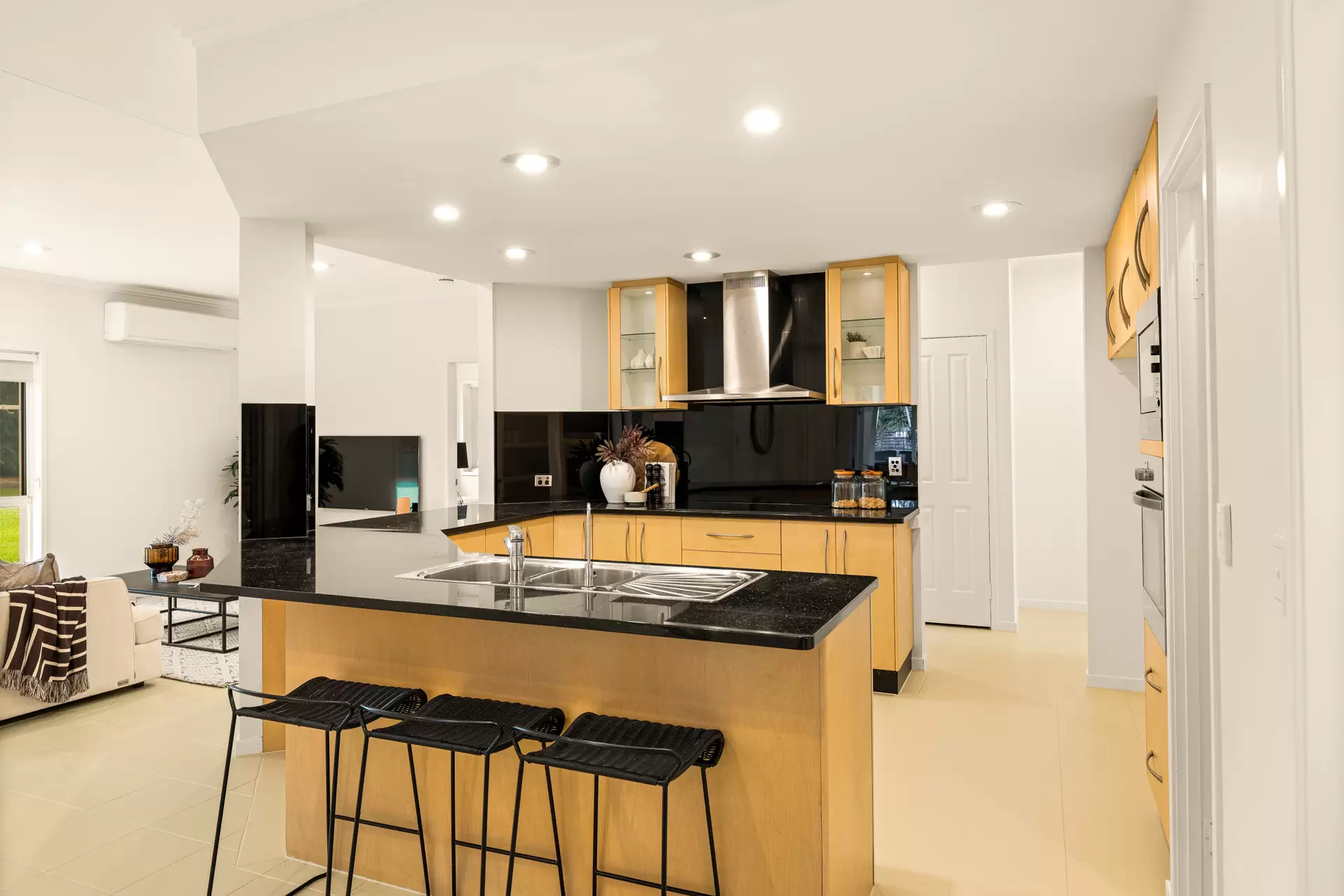 33 Boston Road, Belmont For Sale by Queensland Sotheby's International Realty - image 1
