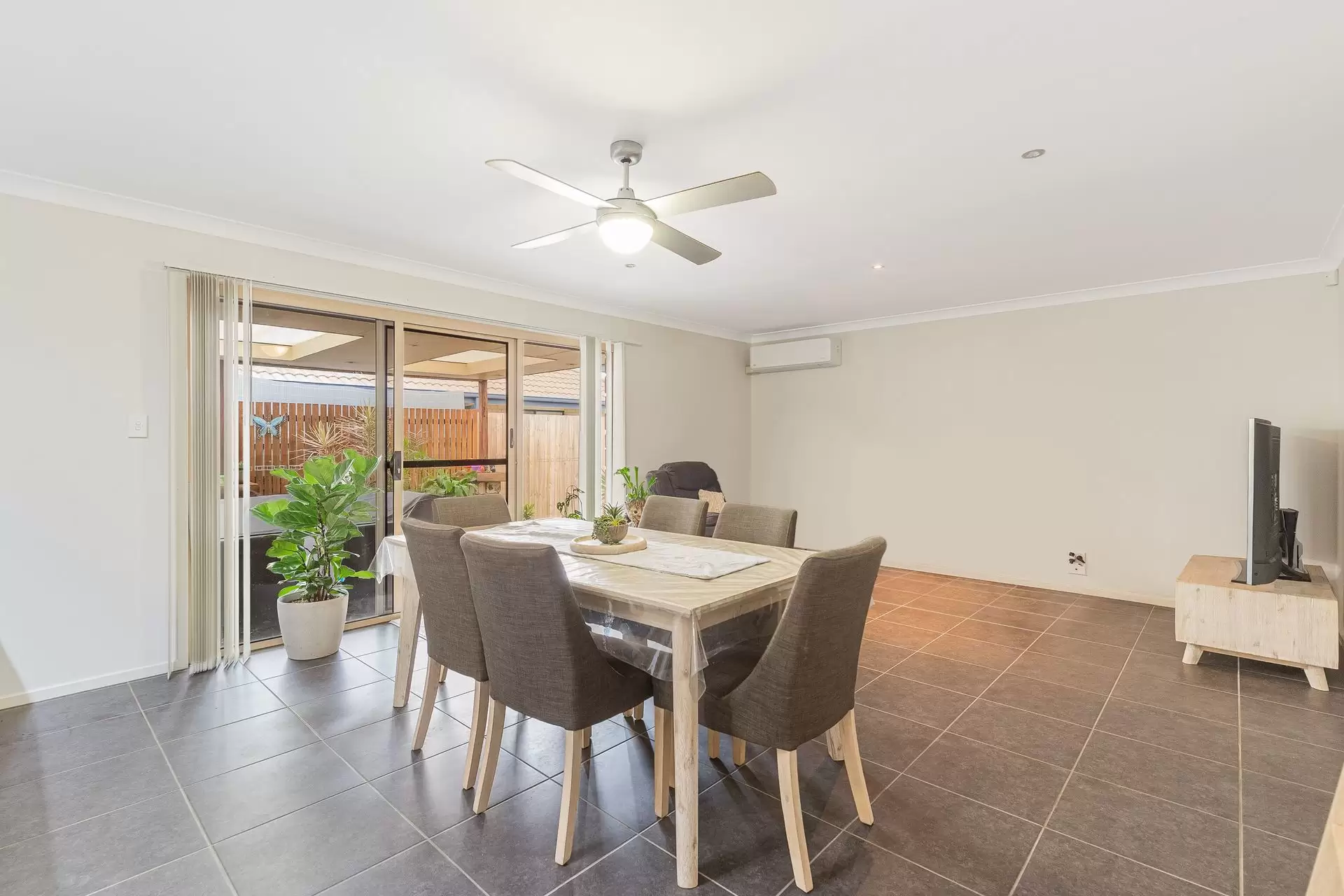 28 Butternut Circuit, Thornlands Sold by Queensland Sotheby's International Realty - image 1