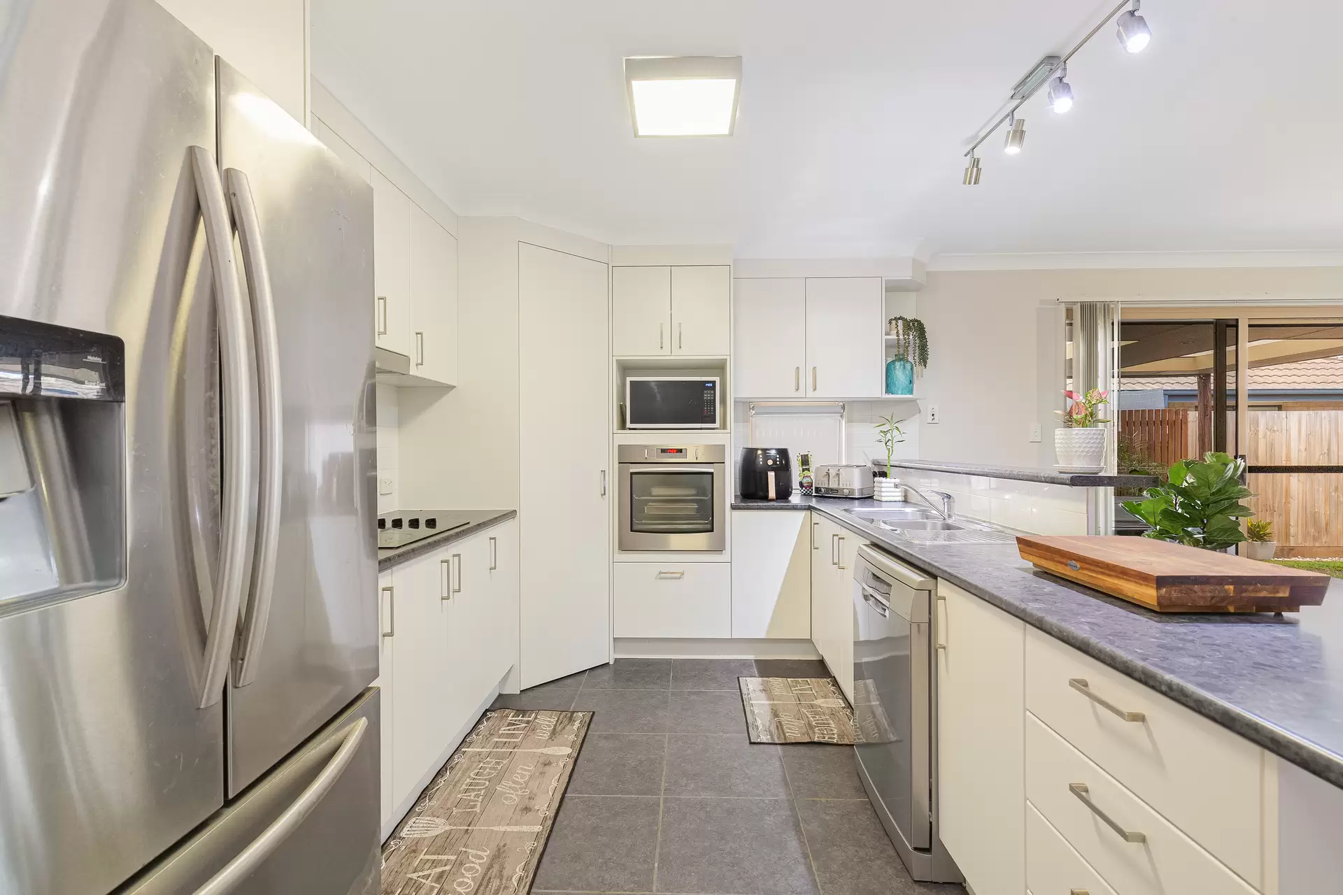 28 Butternut Circuit, Thornlands Sold by Queensland Sotheby's International Realty - image 1