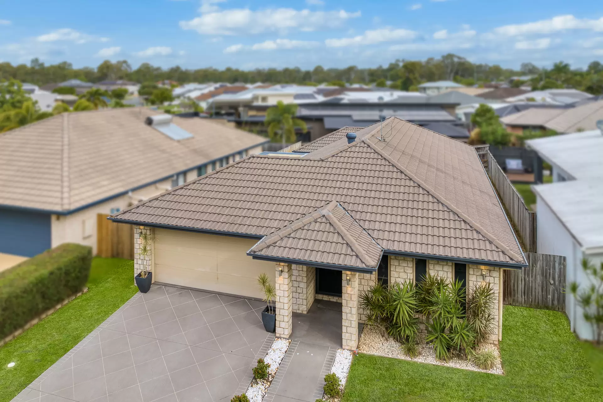 28 Butternut Circuit, Thornlands Sold by Queensland Sotheby's International Realty - image 1