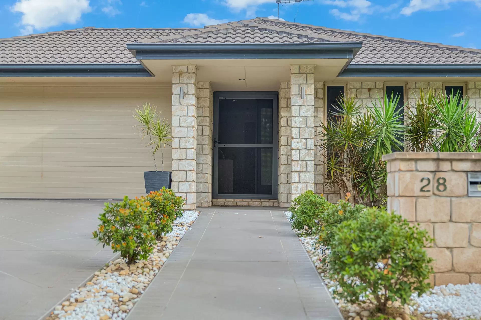 28 Butternut Circuit, Thornlands Sold by Queensland Sotheby's International Realty - image 1