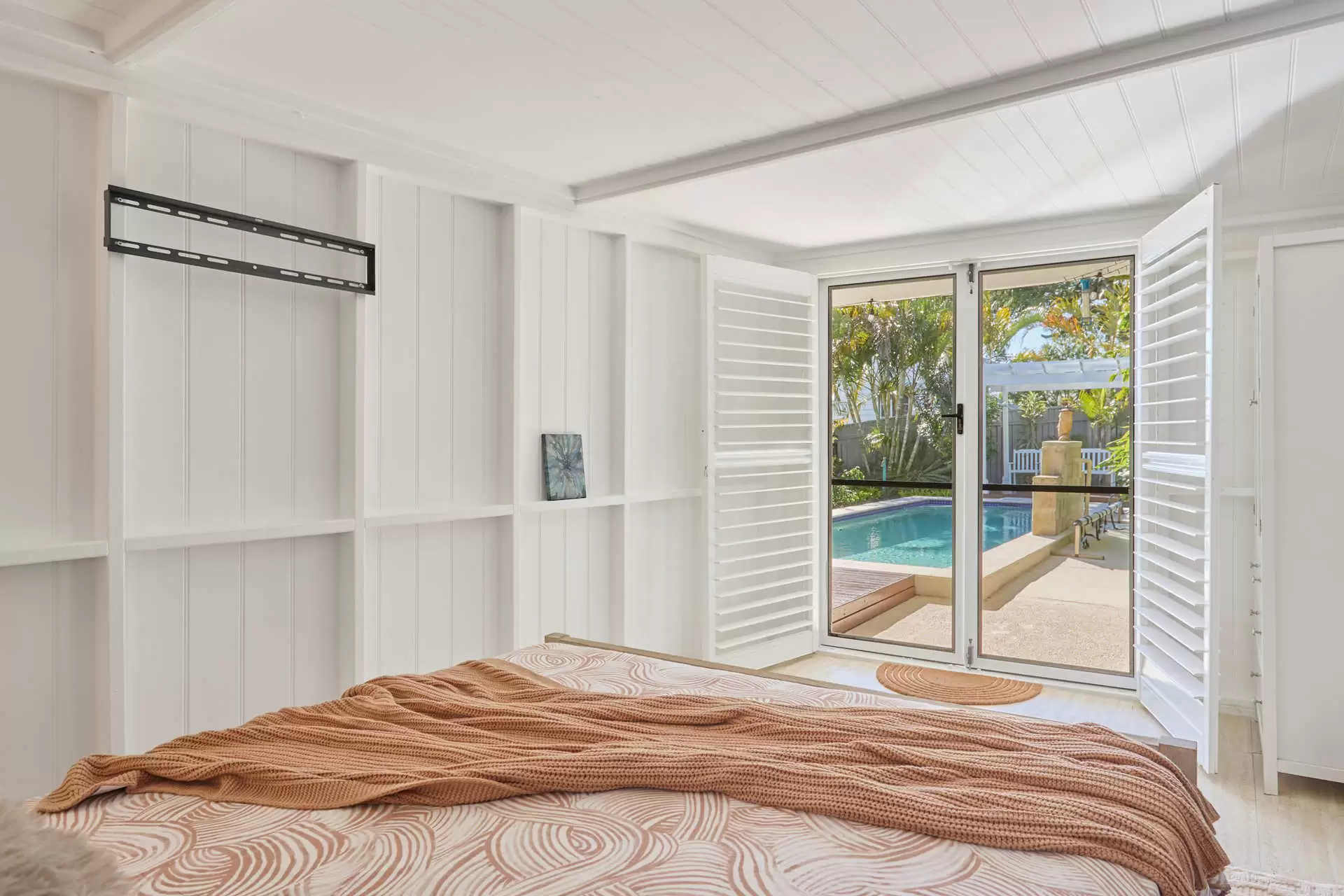 13 Allden Avenue, Labrador Sold by Queensland Sotheby's International Realty - image 1