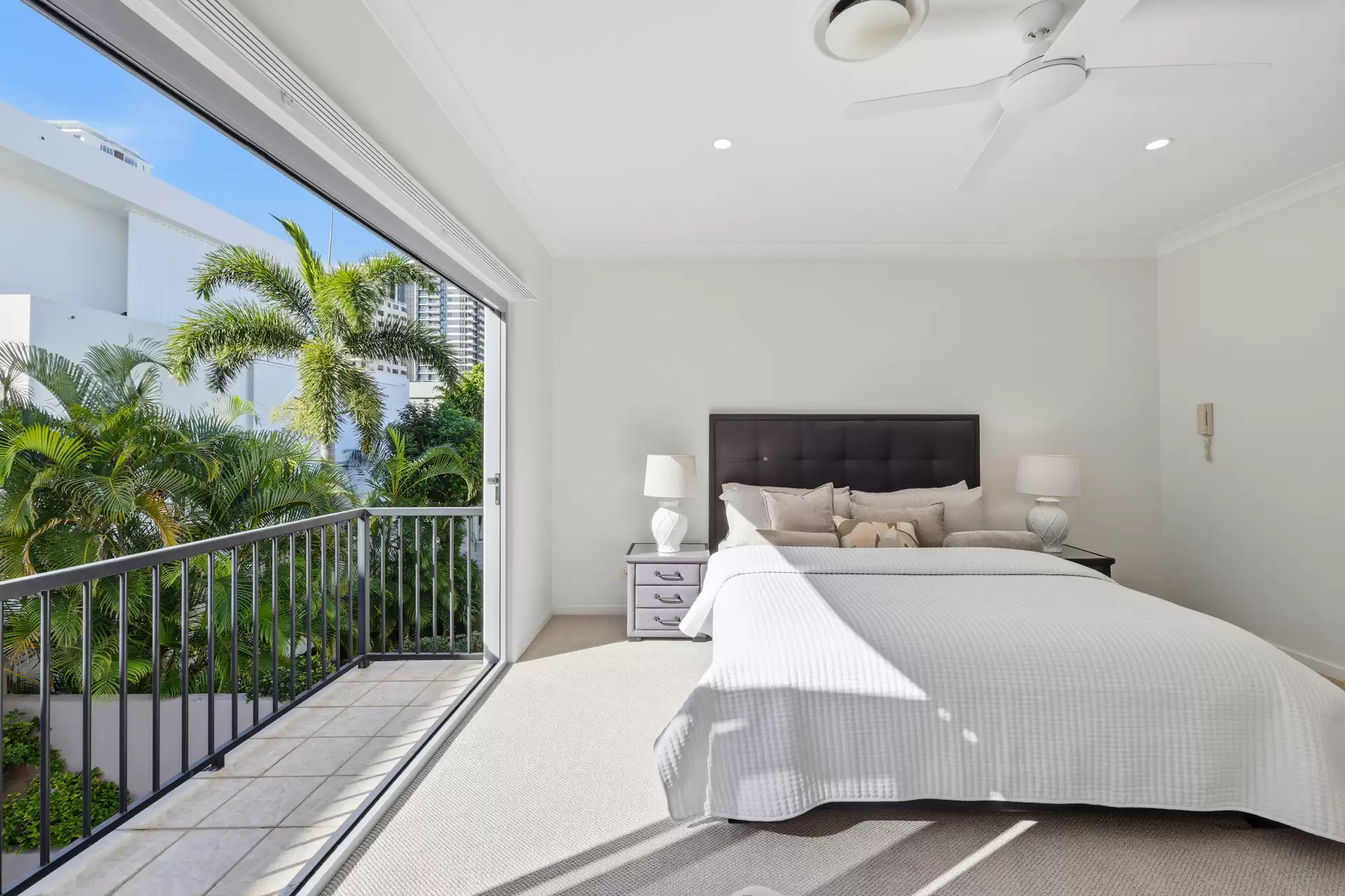 2/41 Cronin Avenue, Main Beach For Sale by Queensland Sotheby's International Realty - image 1