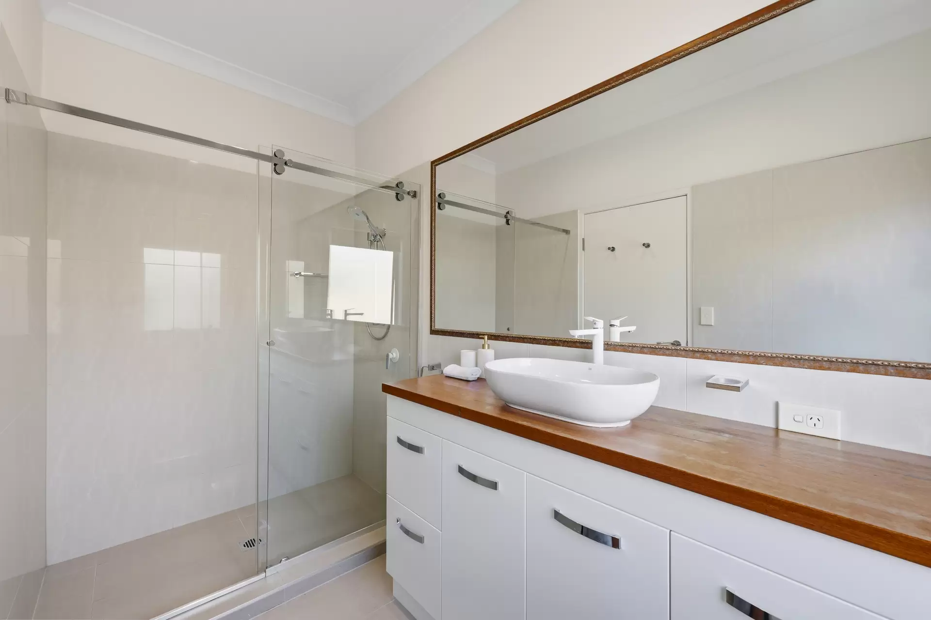 2/41 Cronin Avenue, Main Beach For Sale by Queensland Sotheby's International Realty - image 1