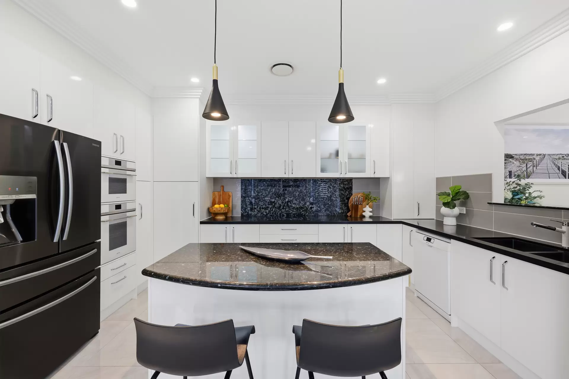 2/41 Cronin Avenue, Main Beach For Sale by Queensland Sotheby's International Realty - image 1
