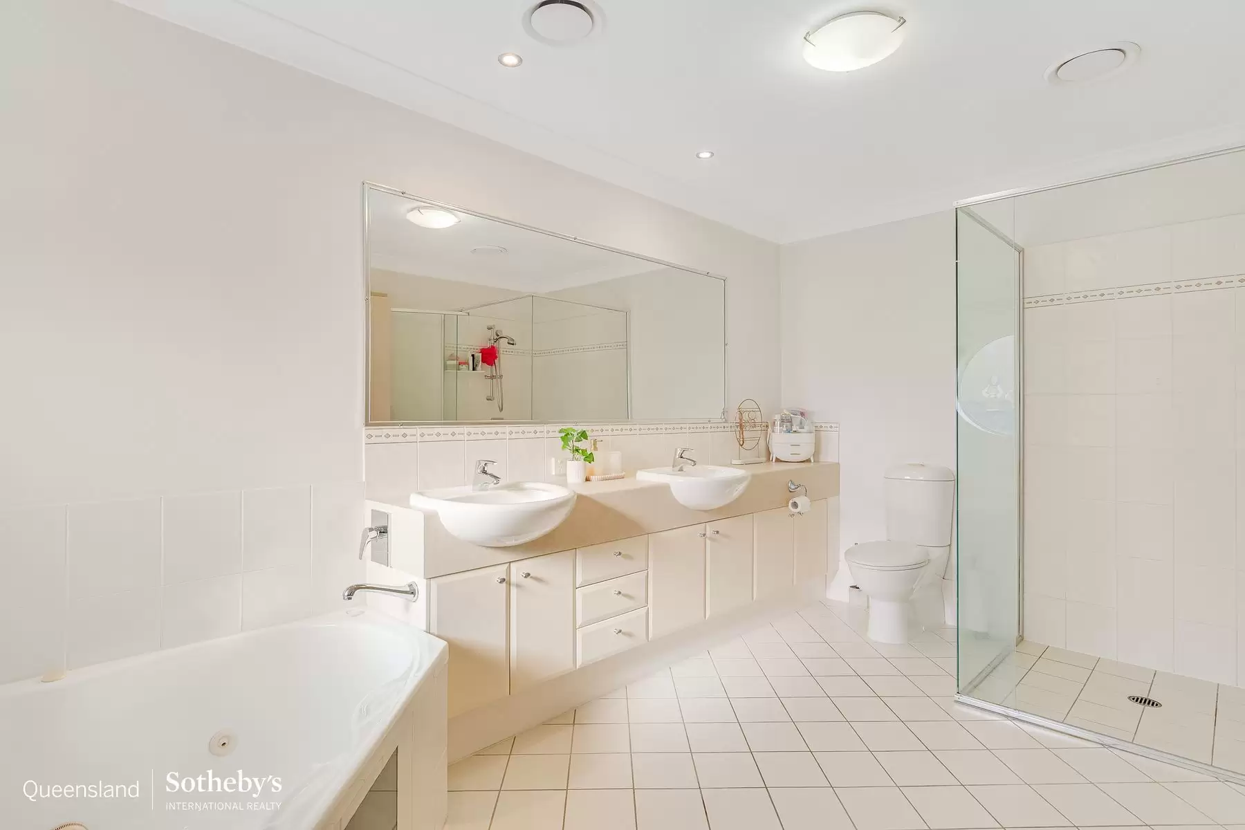 46/13-14 Esperance Court, Cleveland For Sale by Queensland Sotheby's International Realty - image 1