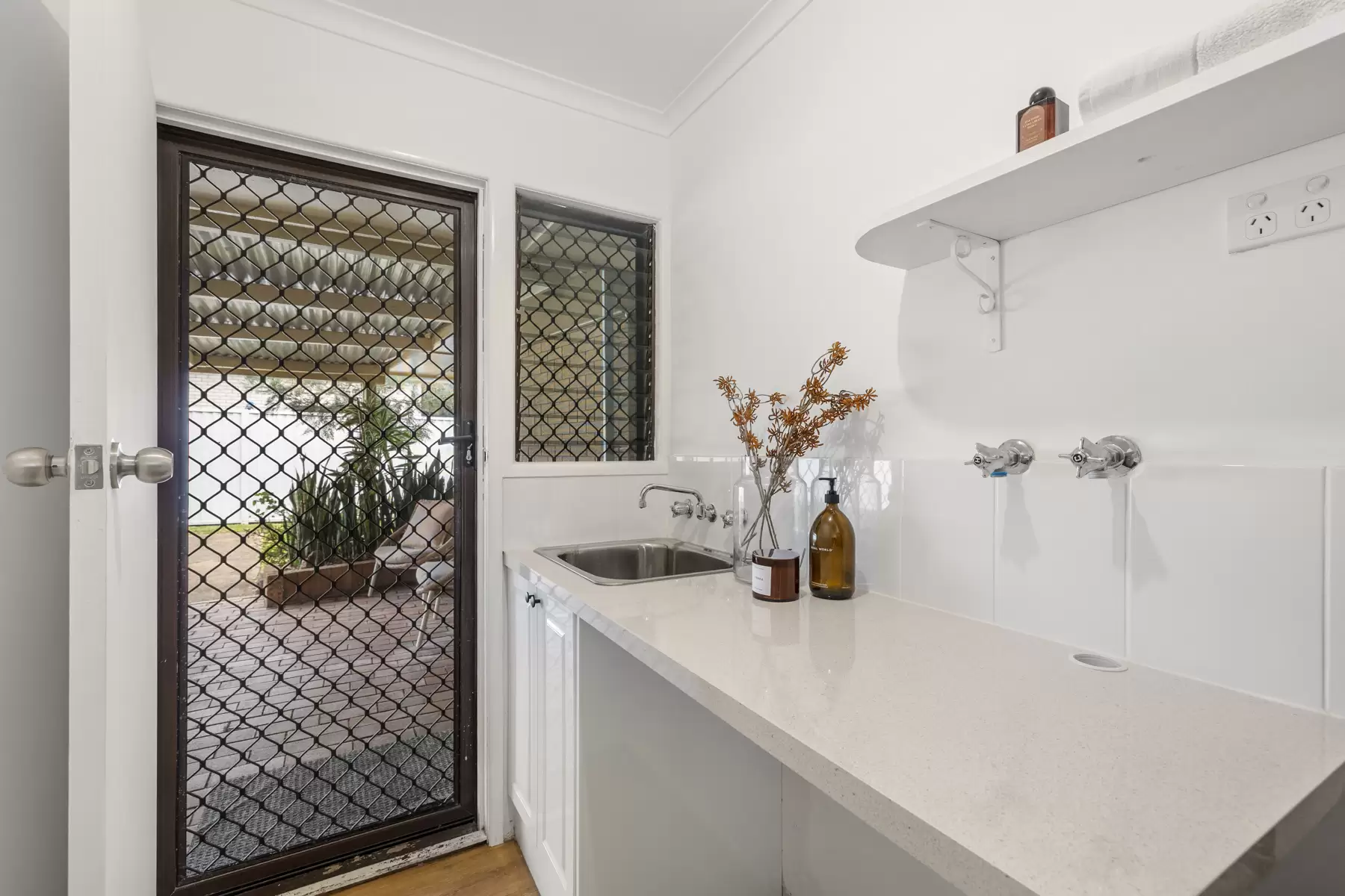 12 Valantine Road, Birkdale Sold by Queensland Sotheby's International Realty - image 1