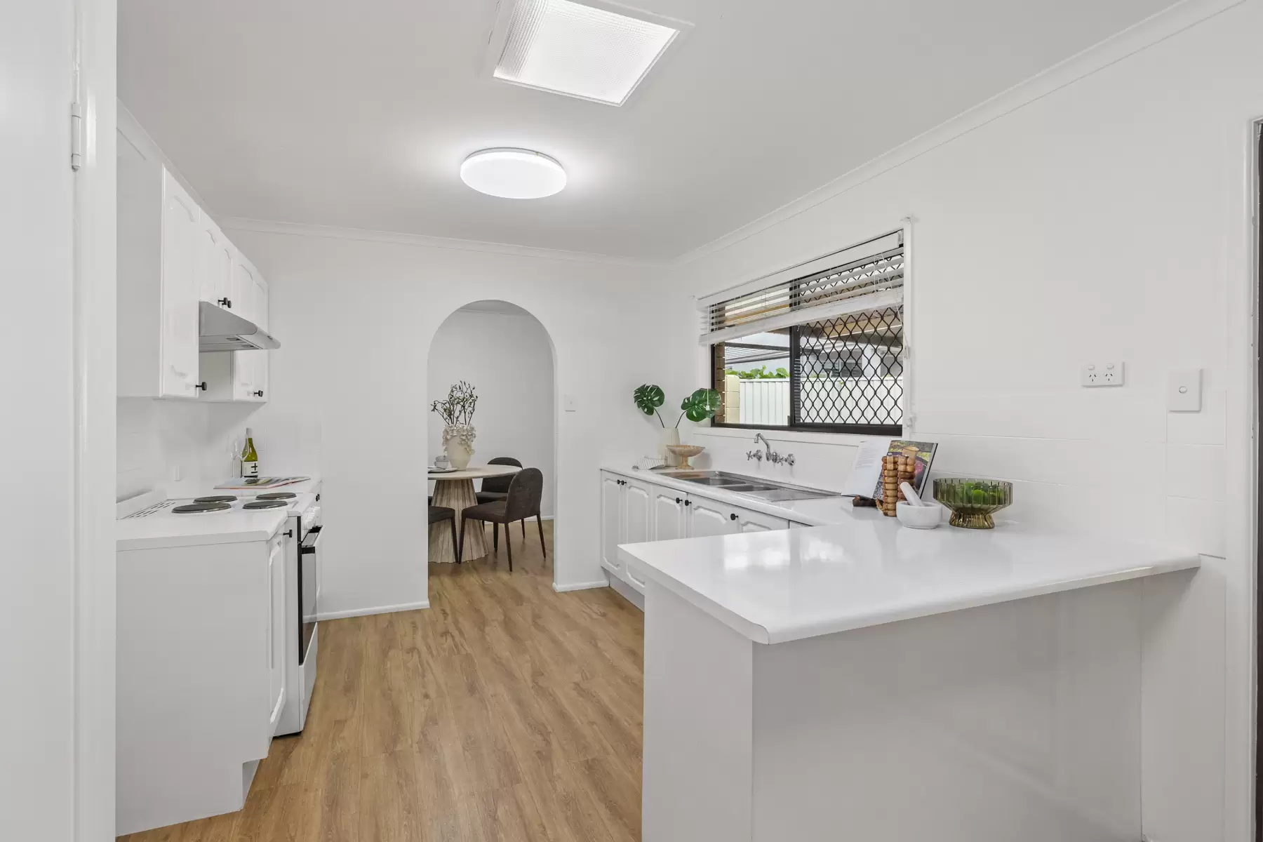 12 Valantine Road, Birkdale Sold by Queensland Sotheby's International Realty - image 1