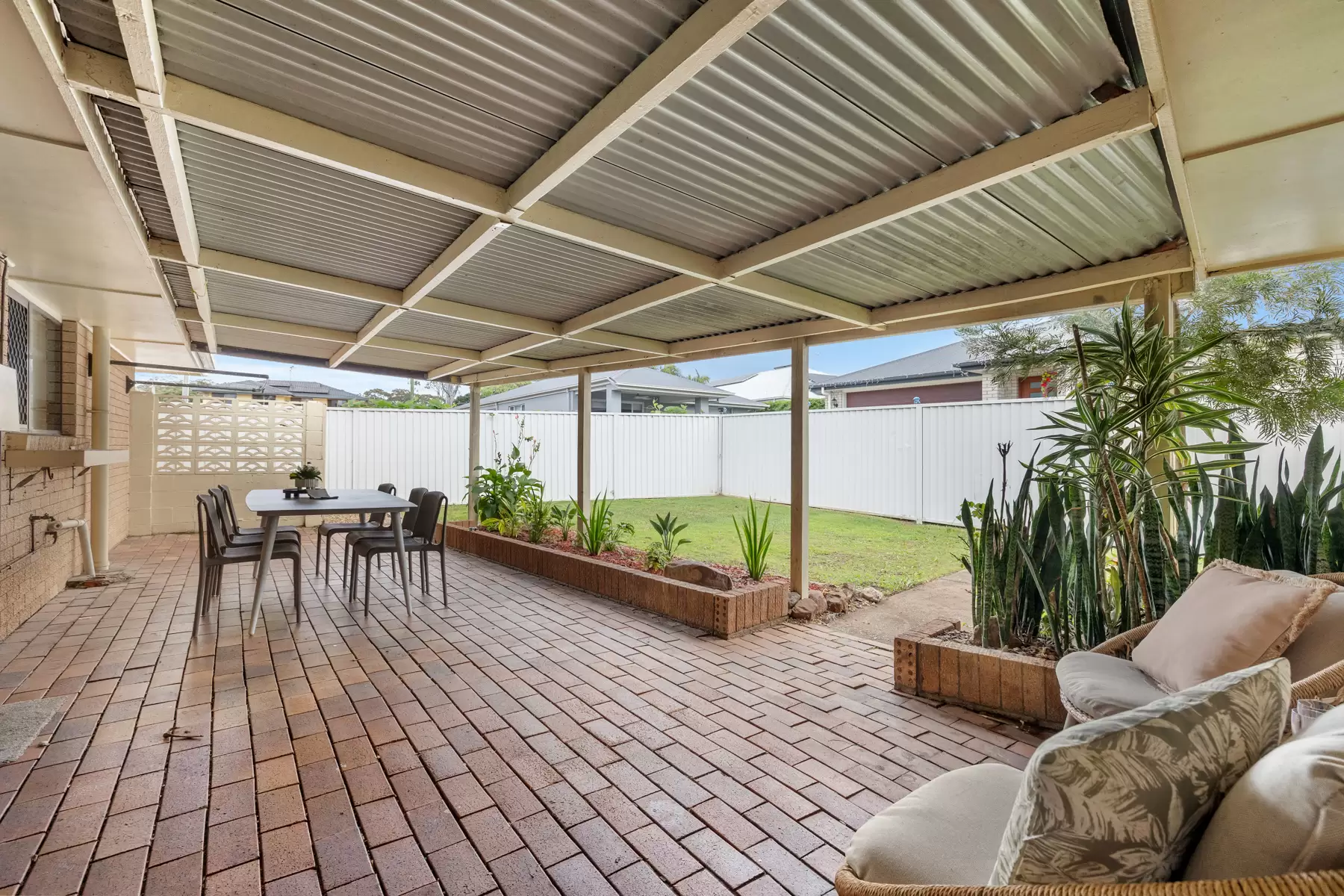 12 Valantine Road, Birkdale Sold by Queensland Sotheby's International Realty - image 1