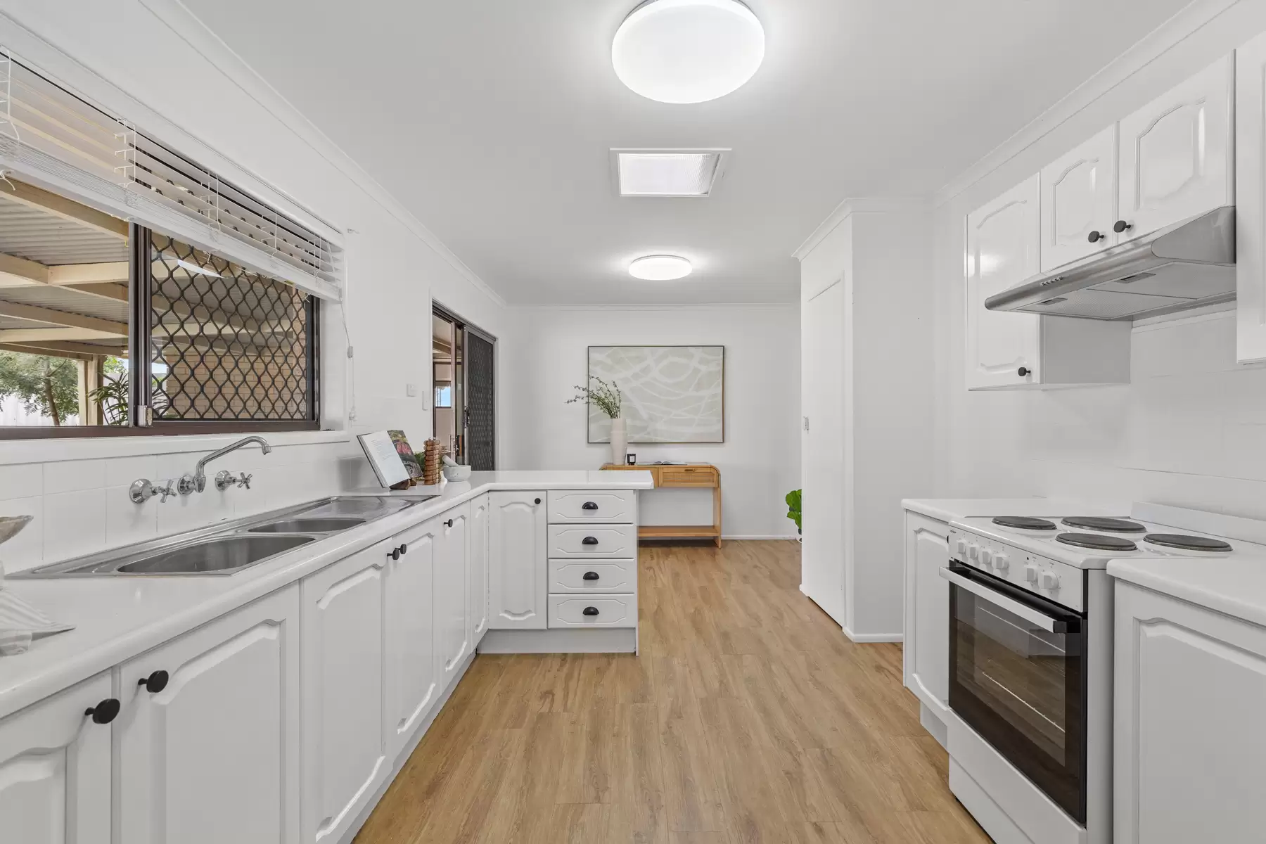 12 Valantine Road, Birkdale Sold by Queensland Sotheby's International Realty - image 1