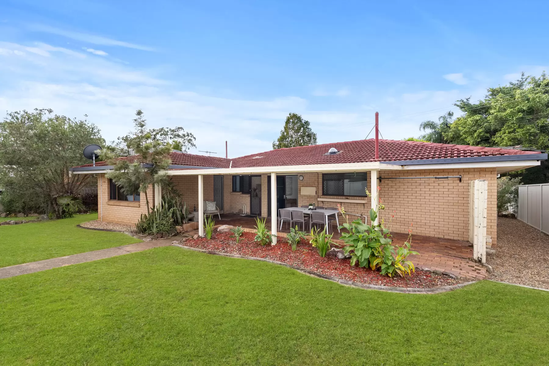 12 Valantine Road, Birkdale Sold by Queensland Sotheby's International Realty - image 1