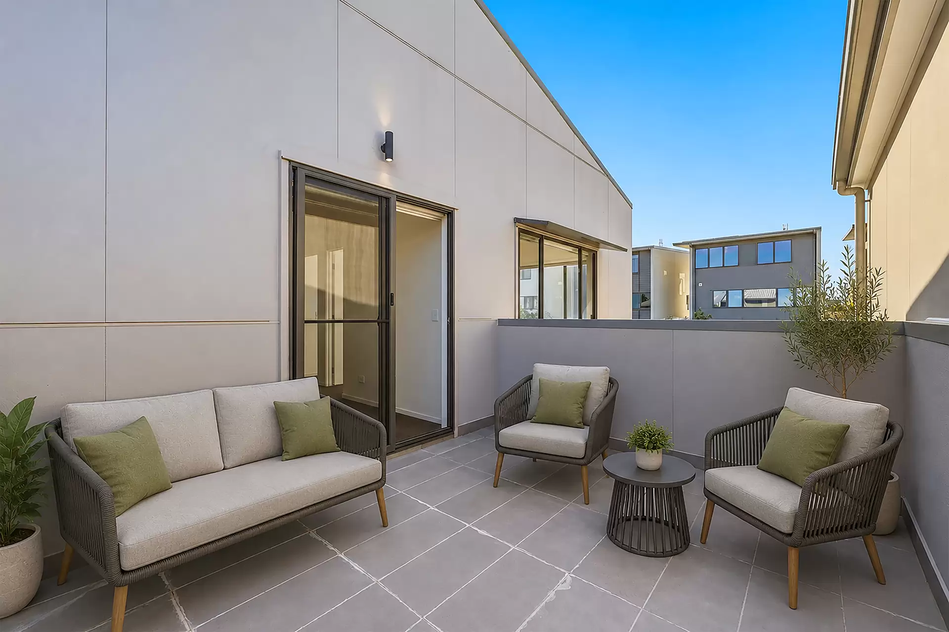 14/191 Marina Quays Boulevard, Hope Island For Sale by Queensland Sotheby's International Realty - image 1