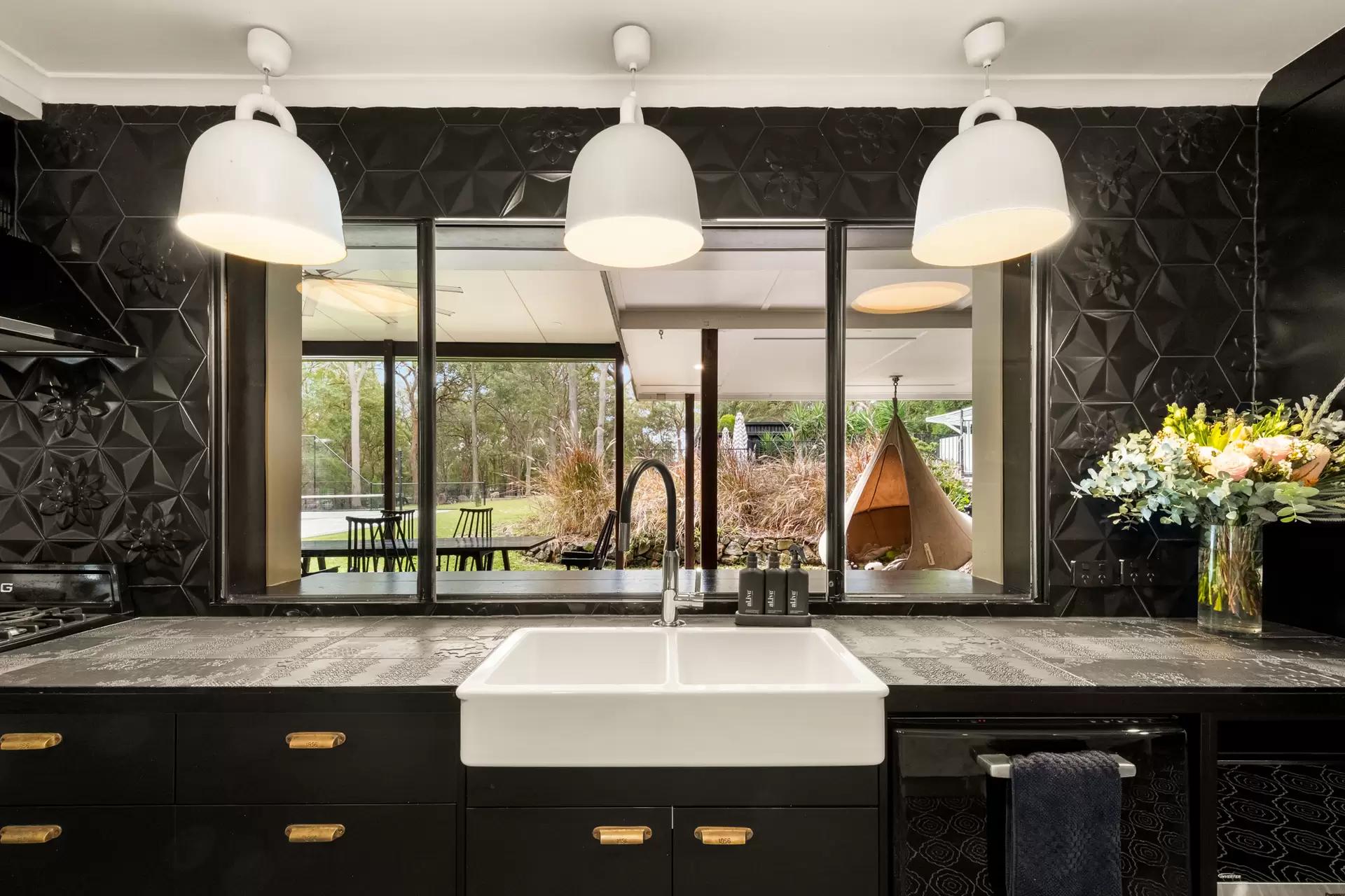 570 Boston Road, Chandler Sold by Queensland Sotheby's International Realty - image 1