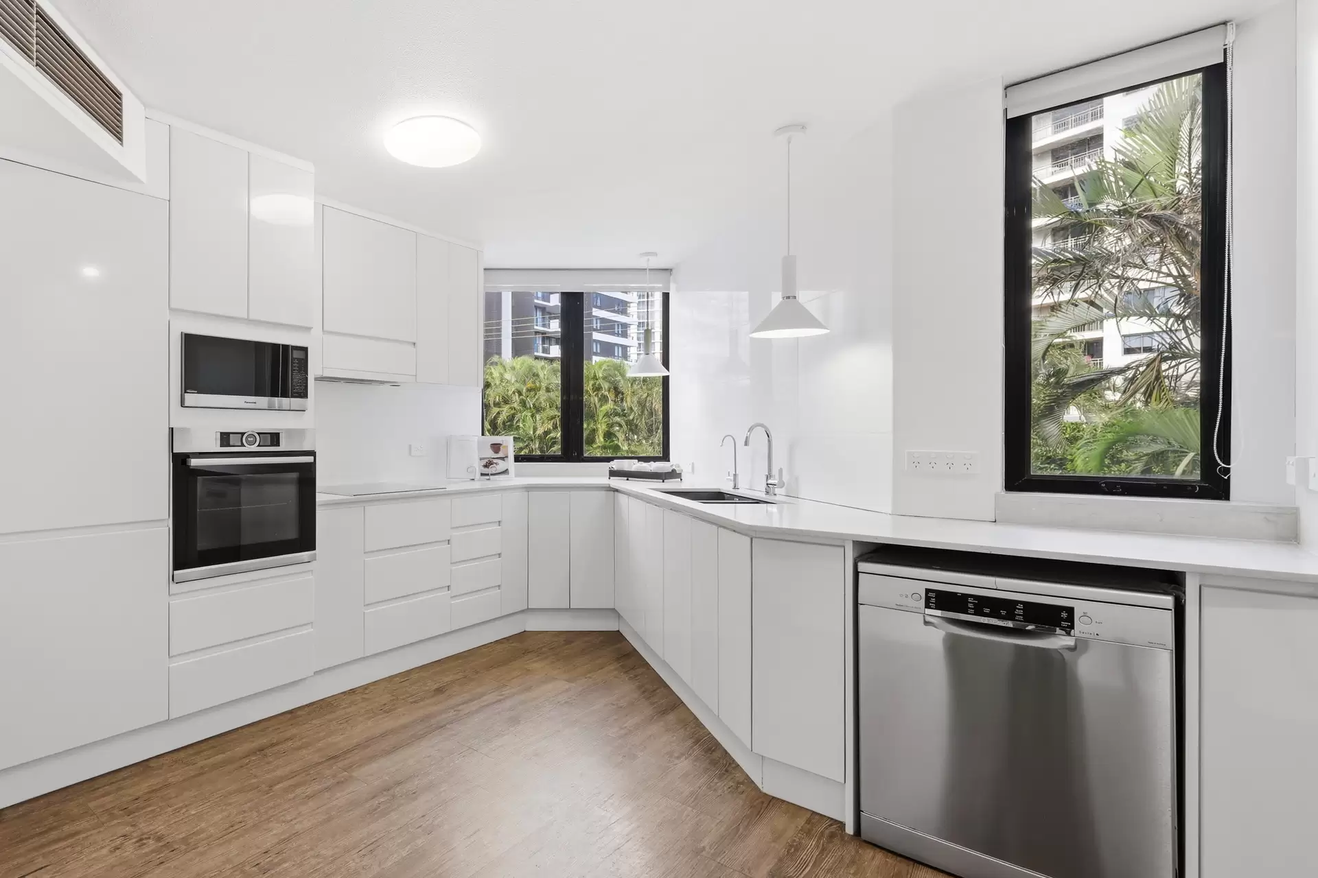 2A/19 Peak Avenue, Main Beach For Sale by Queensland Sotheby's International Realty - image 1