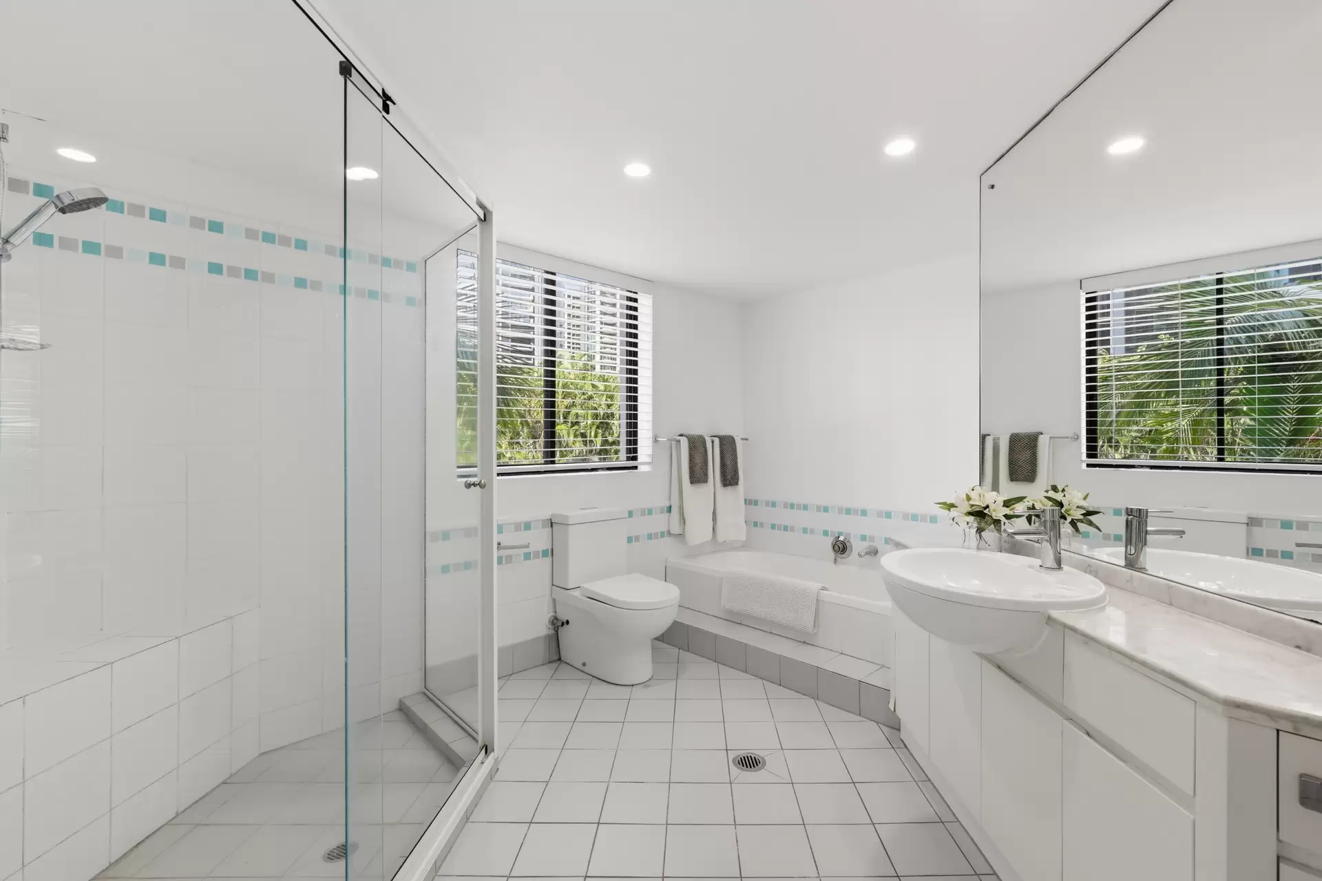 2A/19 Peak Avenue, Main Beach For Sale by Queensland Sotheby's International Realty - image 1